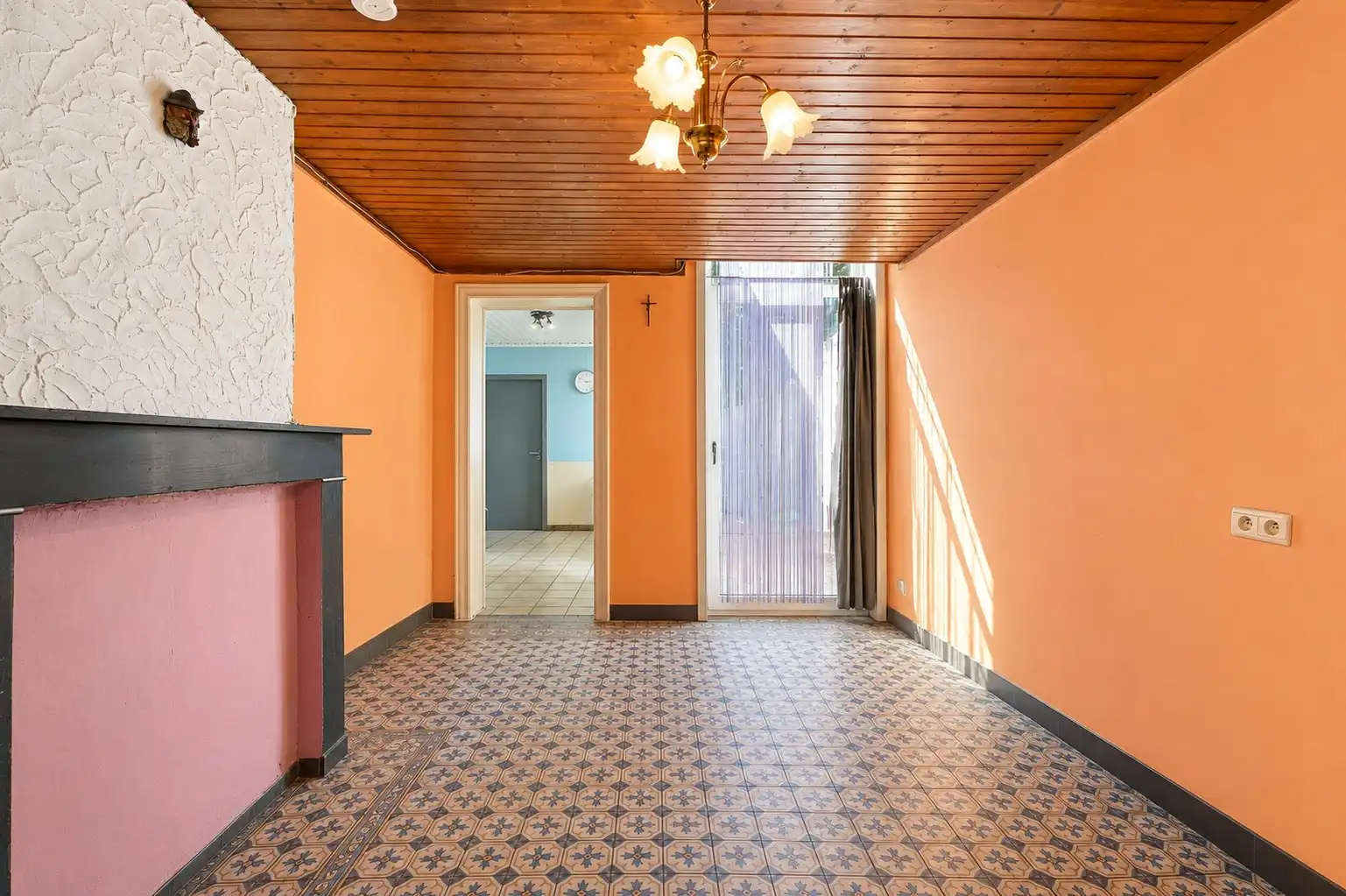 Te renoveren woning met 3 slaapkamers, kelder en zuidwestgerichte stadskoer in Tielt! foto 6