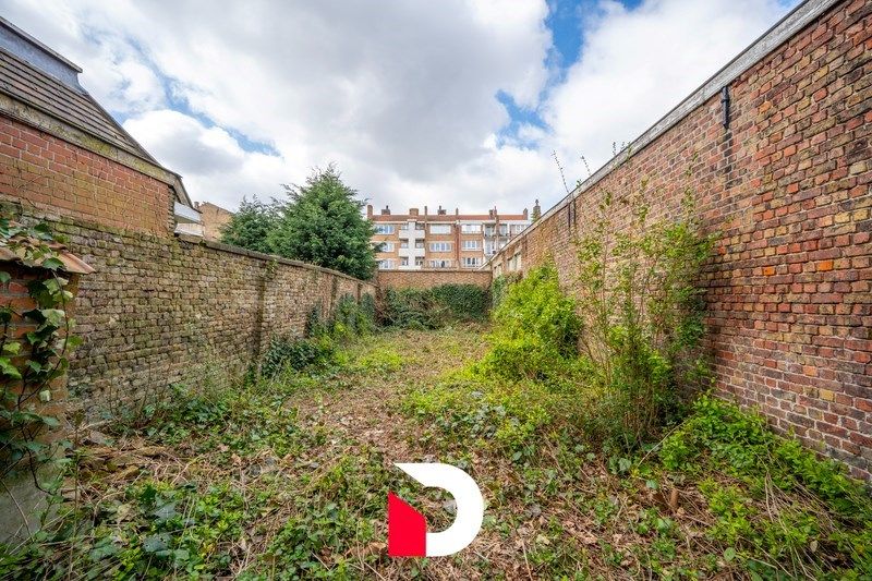 Eclectische burgerwoning op de rand van de historische stadskern foto 18