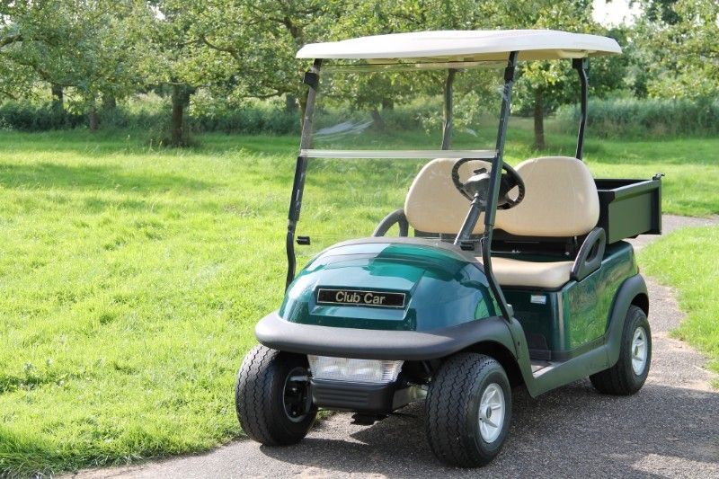 Goed gelegen staanplaats voor een golfkar in een residentie aan de Approach Minigolf in het Zoute. foto {{pictureIndex}}