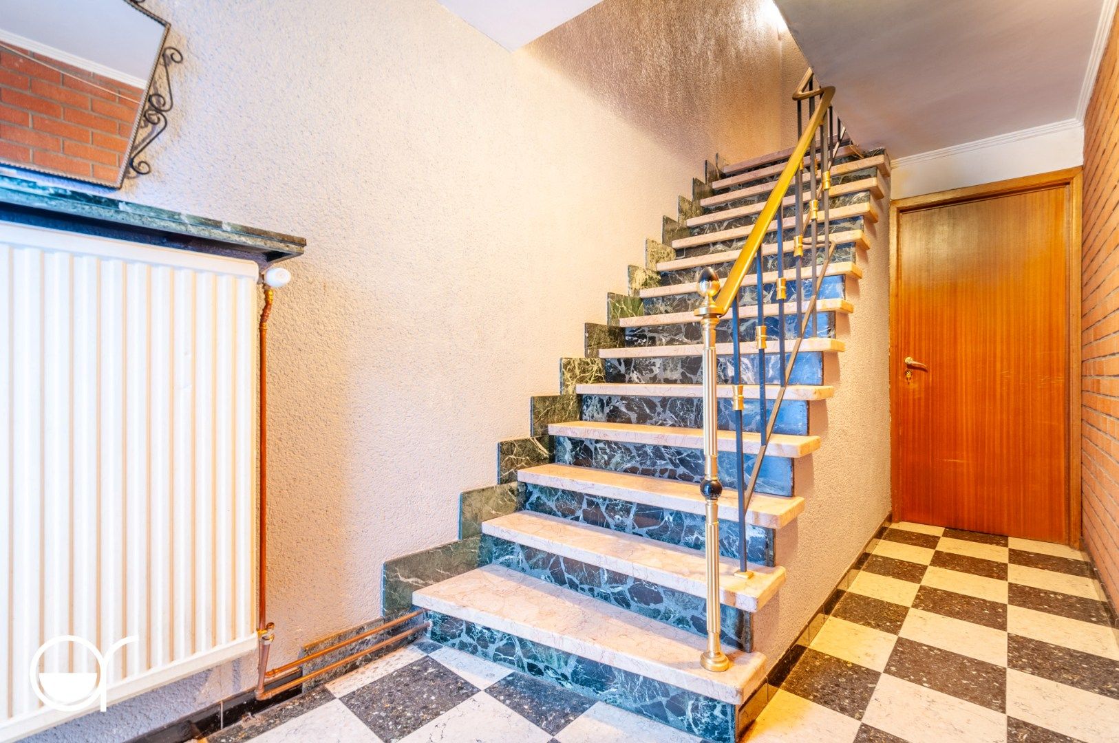 Op te frissen halfopen bebouwing met 5 garages in Mariakerke foto 4