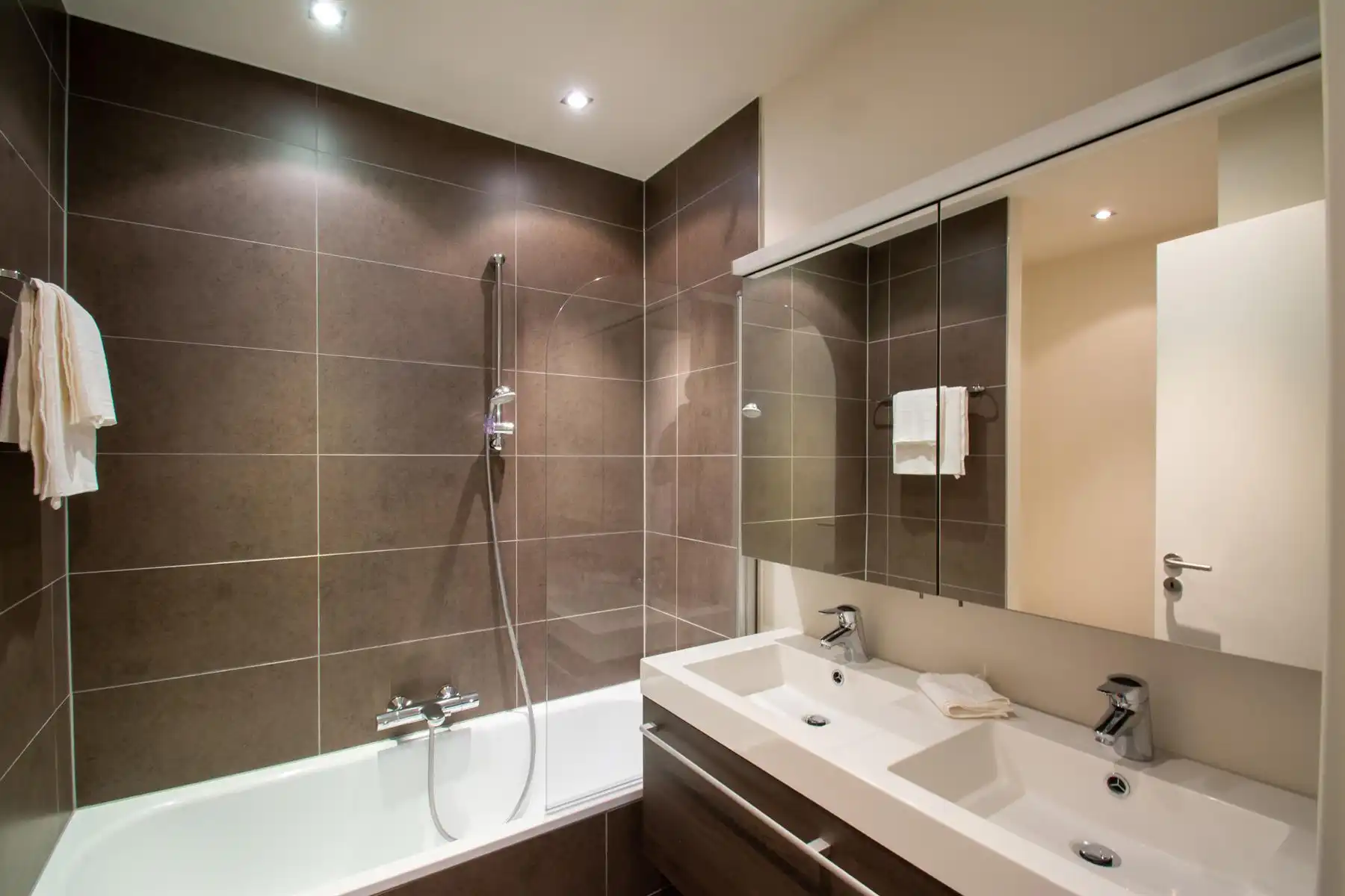 Mooi gemeubeld app. met 3 Kamers + grote tuin! (NAVO area) foto 13