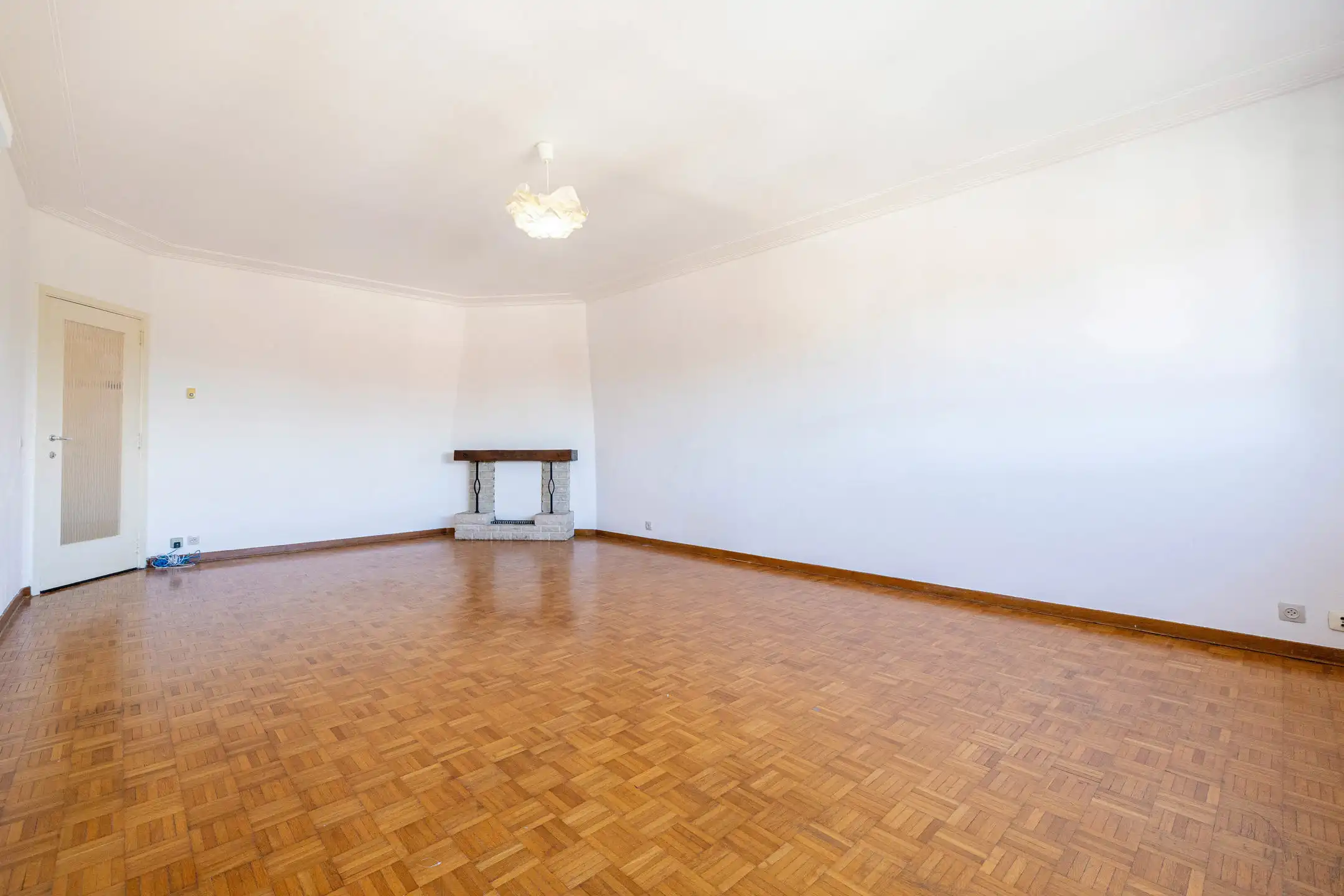 LAKEN : APT met 2 slaapkamers, terras en veel potentieel foto 2