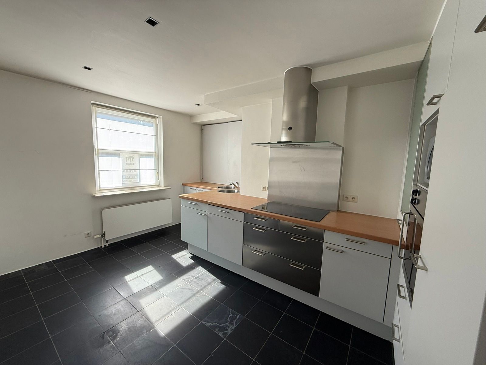 Verzorgd duplex appartement op een uitstekende ligging in het centrum van Tielt. foto 6