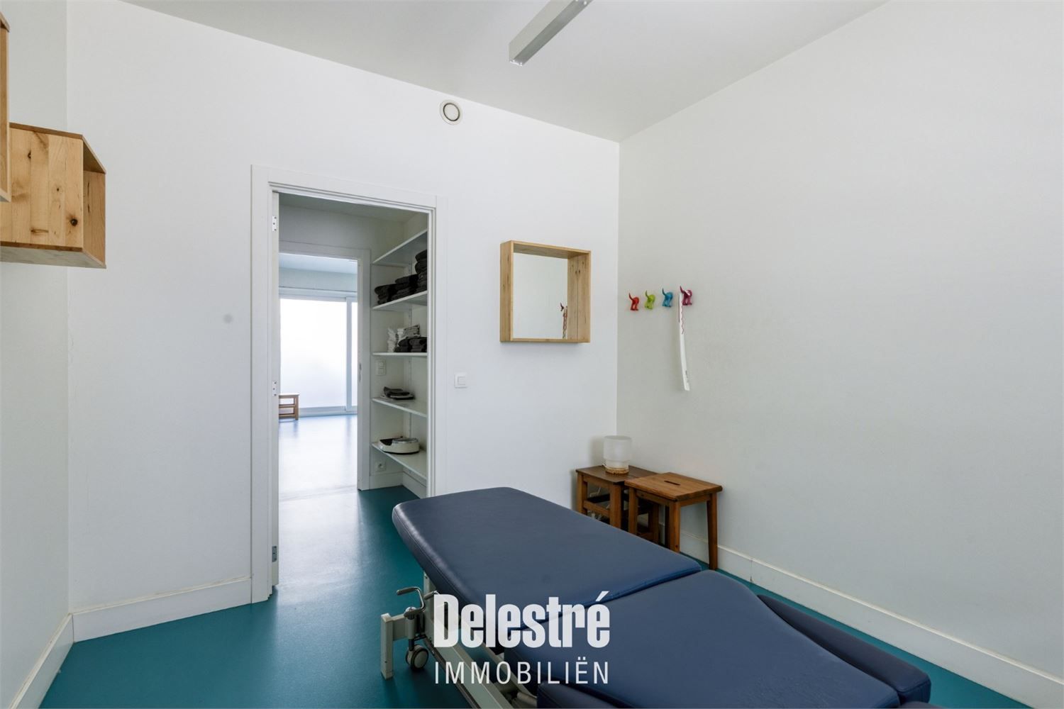 INSTAPKLAAR COMMERCIEEL GELIJKVLOERS OF KANTOOR foto 13