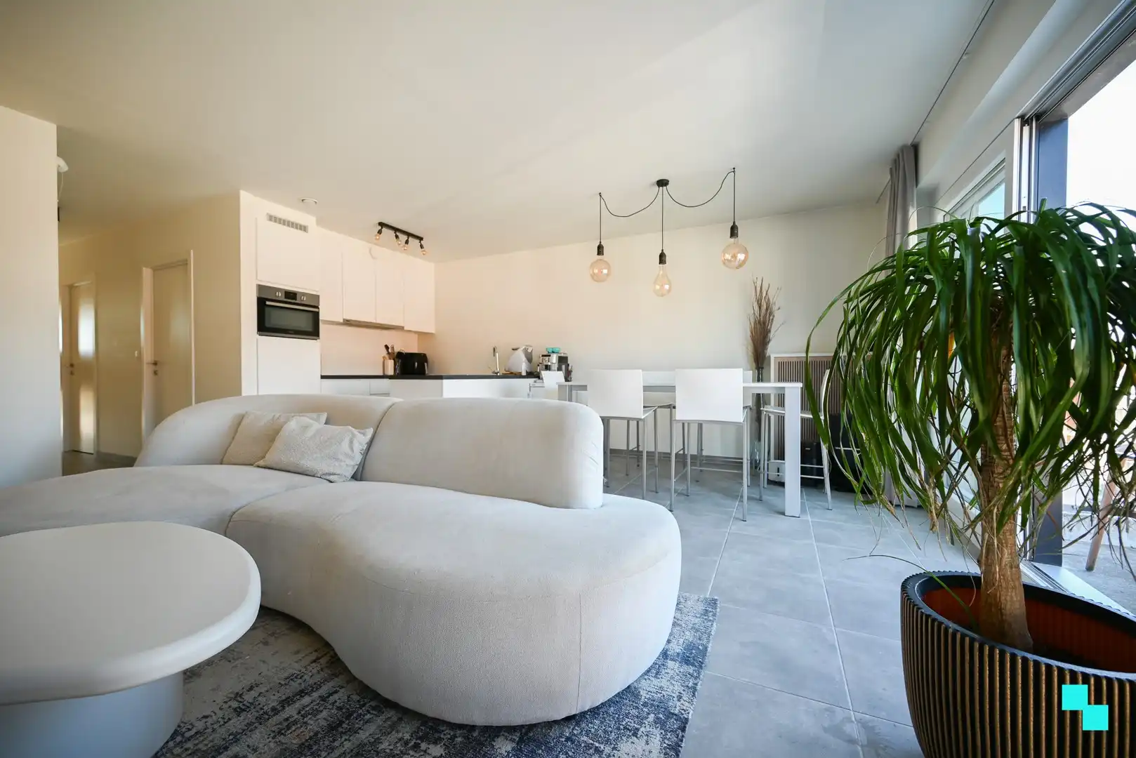 Instapklaar appartement met divers maatmeubilair te Izegem (Emelgem) foto 5