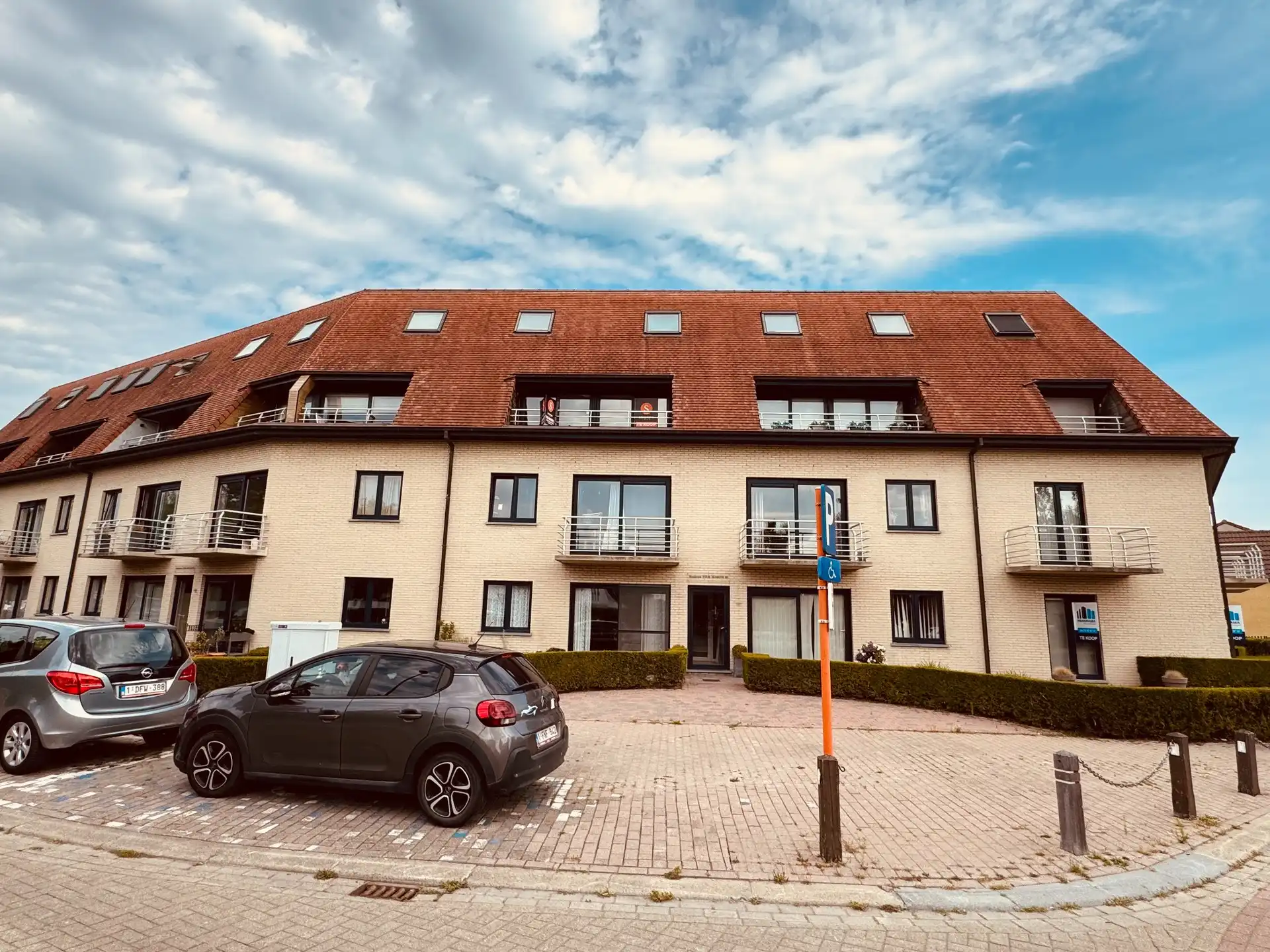 Verzorgd duplexappartement aan de rand van het centrum Van De Haan. foto {{pictureIndex}}