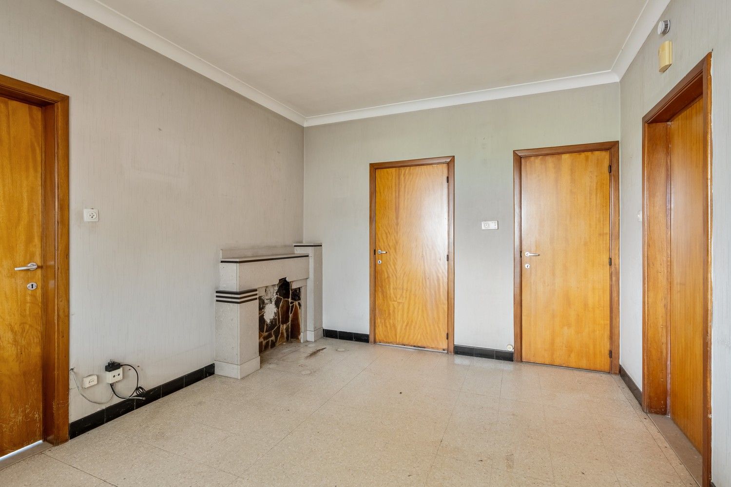 Te renoveren woning met loodsen op rustige locatie! foto 6