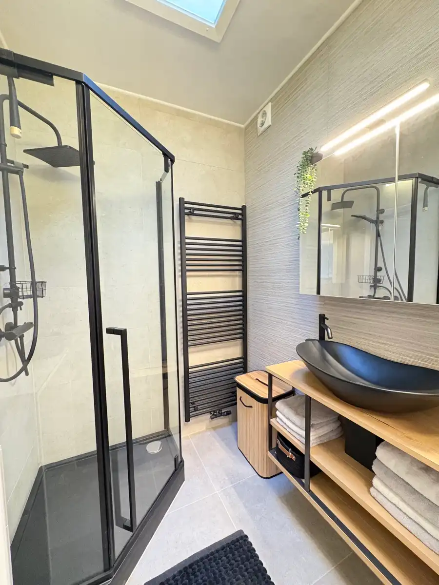 Luxueus afgewerkt en volledig gerenoveerd 2-slpk app. foto 4