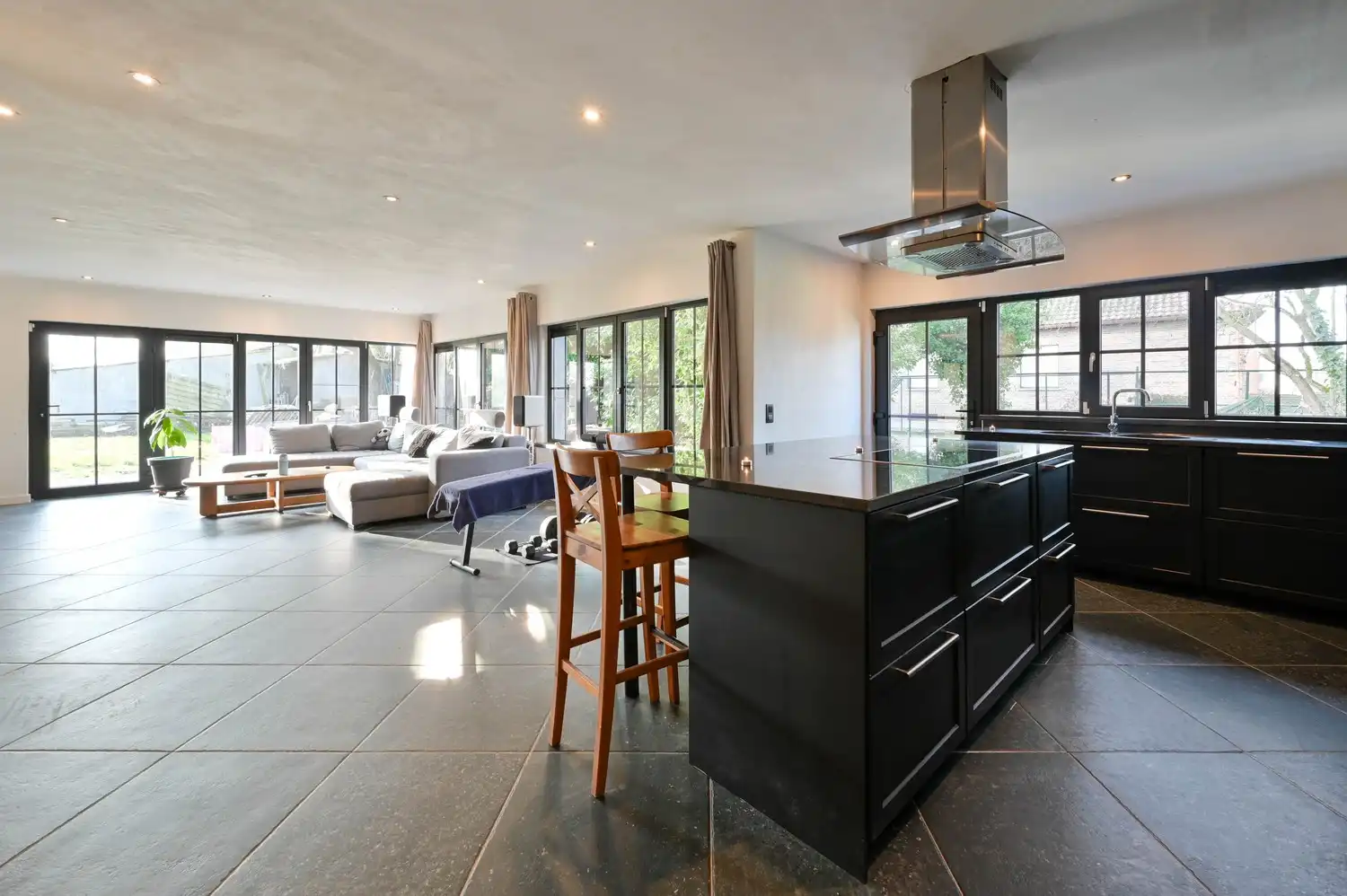 Prachtig gerenoveerde villa woning, gelegen in een rustige straat met bijgebouw 500m² foto 5