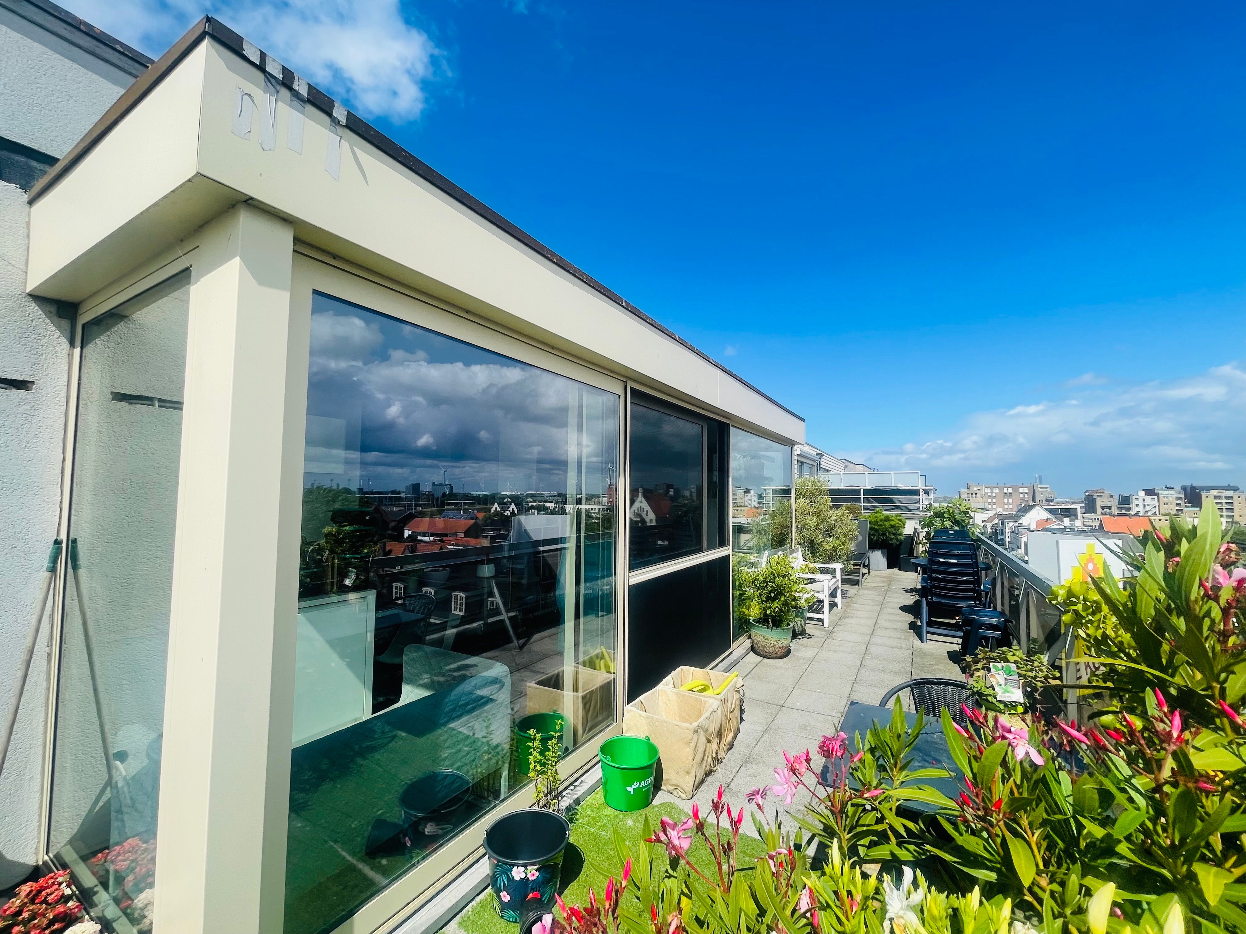 Toplocatie  Zeebrugge, op 50 meter van het STRAND,  Totaal vernieuwde ruime PENTHOUSE 132m² met TERRAS 36m² op het zuiden, 4 slaapkamers,2 badkamers, 4 jaar geleden gerenoveerd.  Gans de dag zon, van zonsopgang tot zonsondergang. foto 2