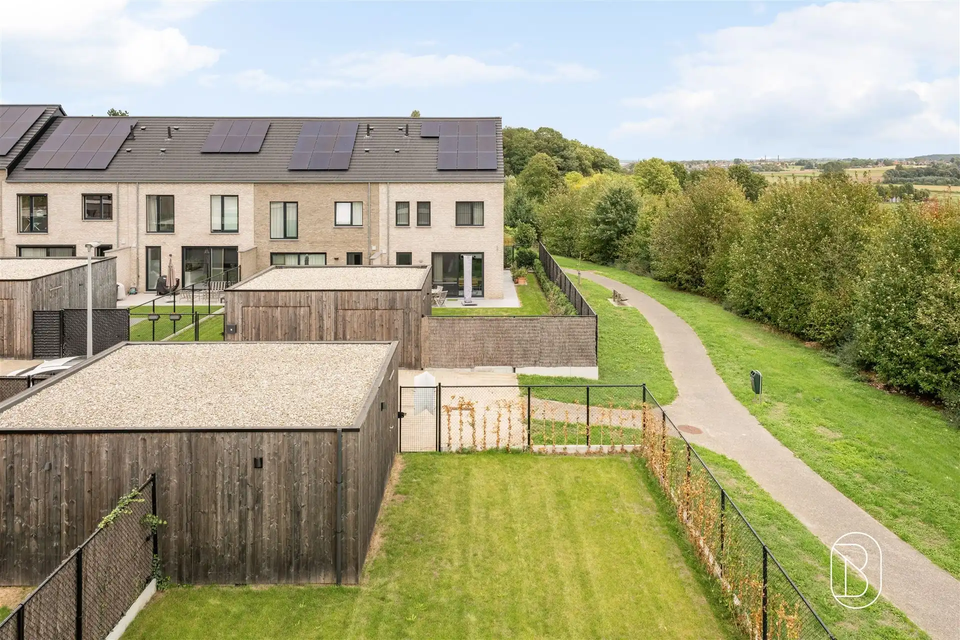 Topgelegen grote woning met 4 slk, omheinde tuin en garage. foto 5