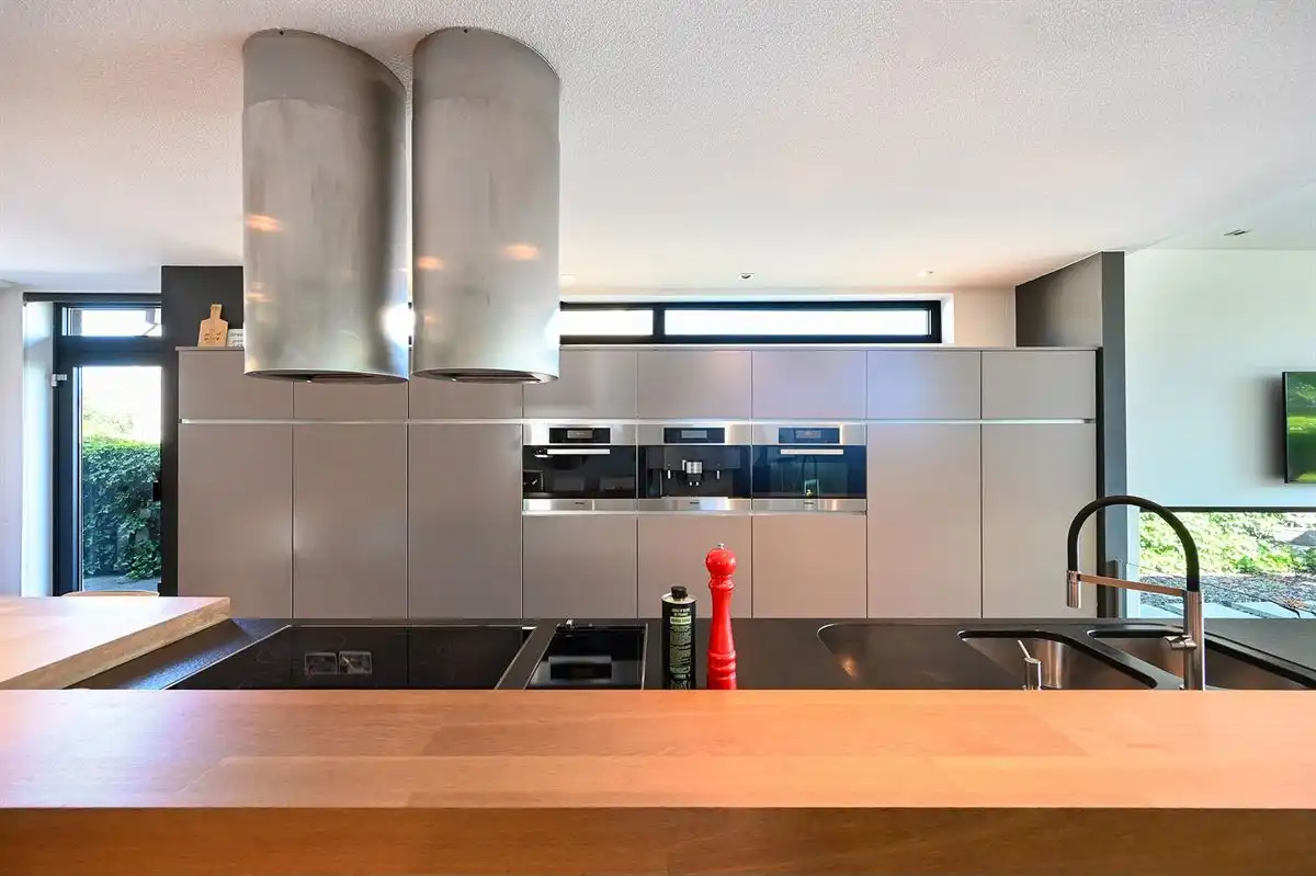 Moderne gezinswoning met zwembad, home office en prachtig uitzicht foto 10