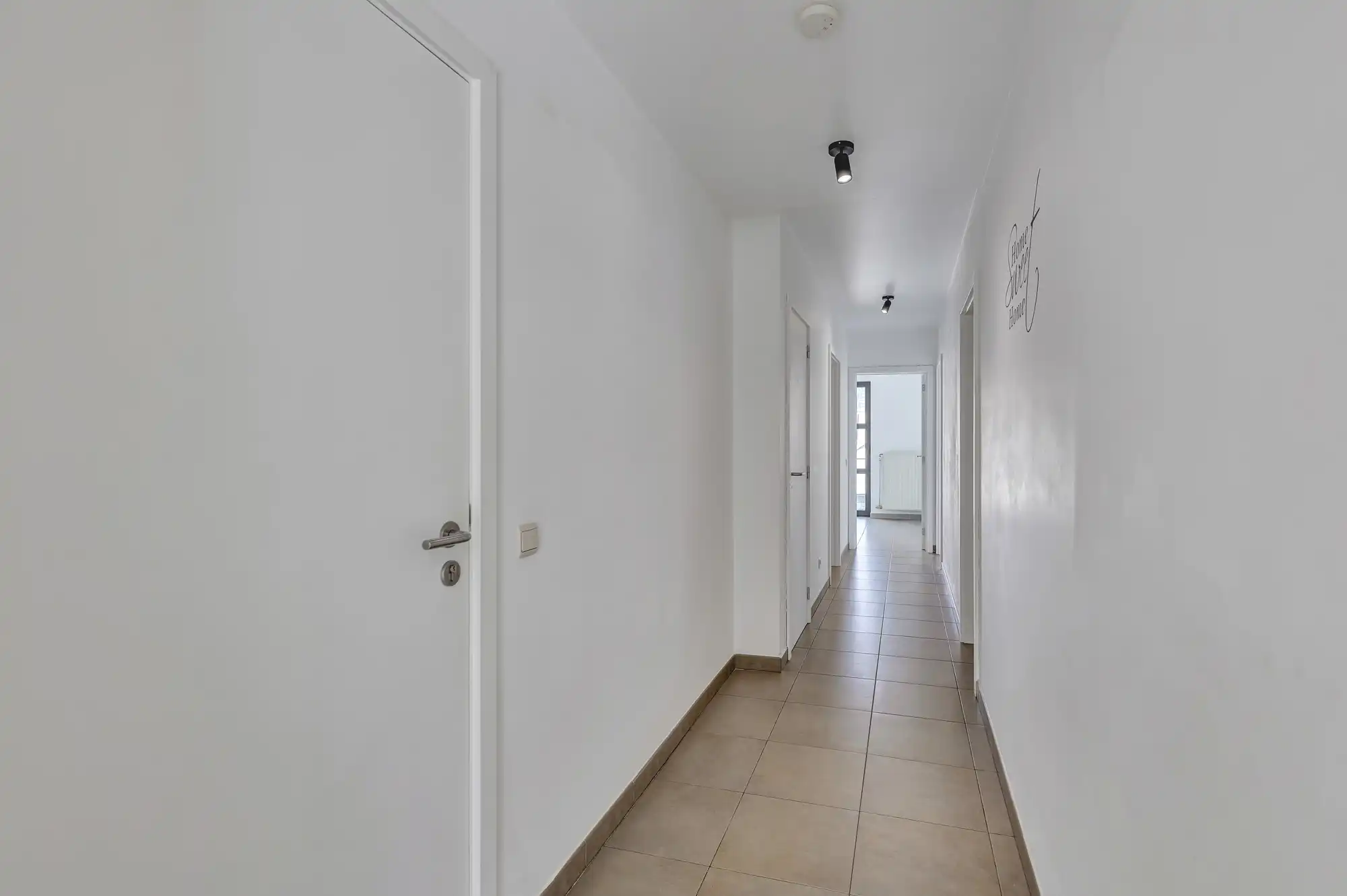 Ruim, instapklaar appartement met terras en autostaanplaats foto 7