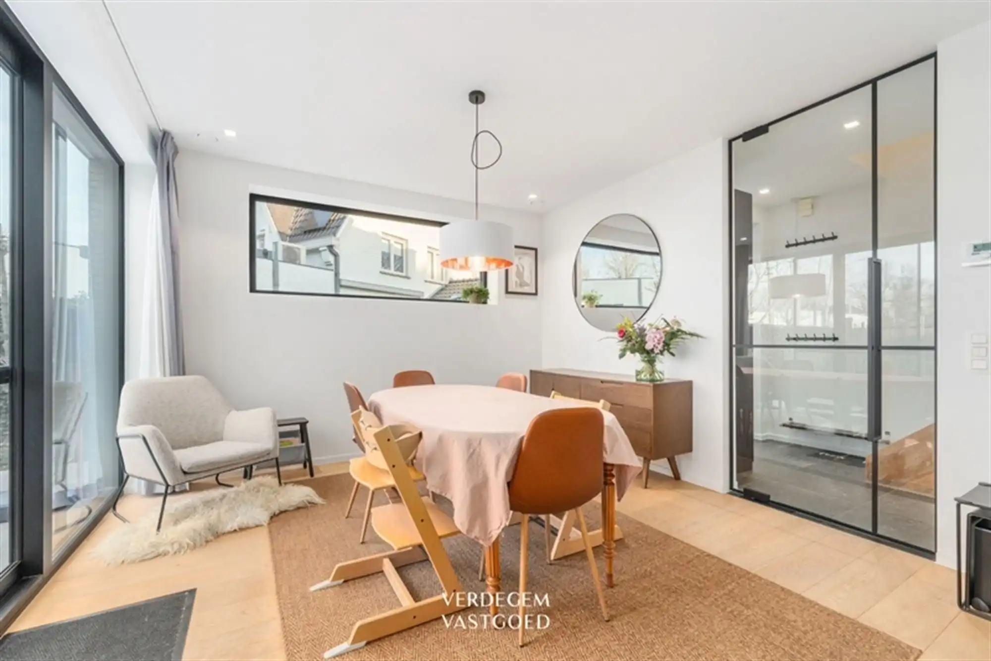 Knappe gezinswoning met 3 slaapkamers, tuin en inpandige garage op een topligging foto 2