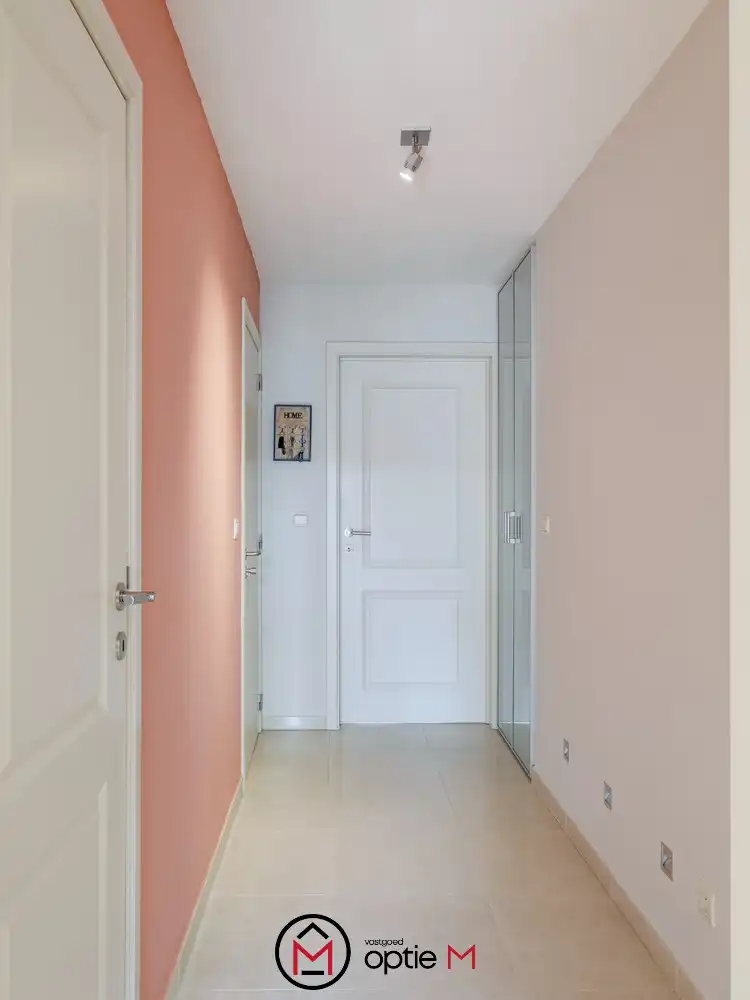 Gelijkvloers appartement te koop in Bilzen – Ruim wonen met terras, carport en kelderberging foto 3
