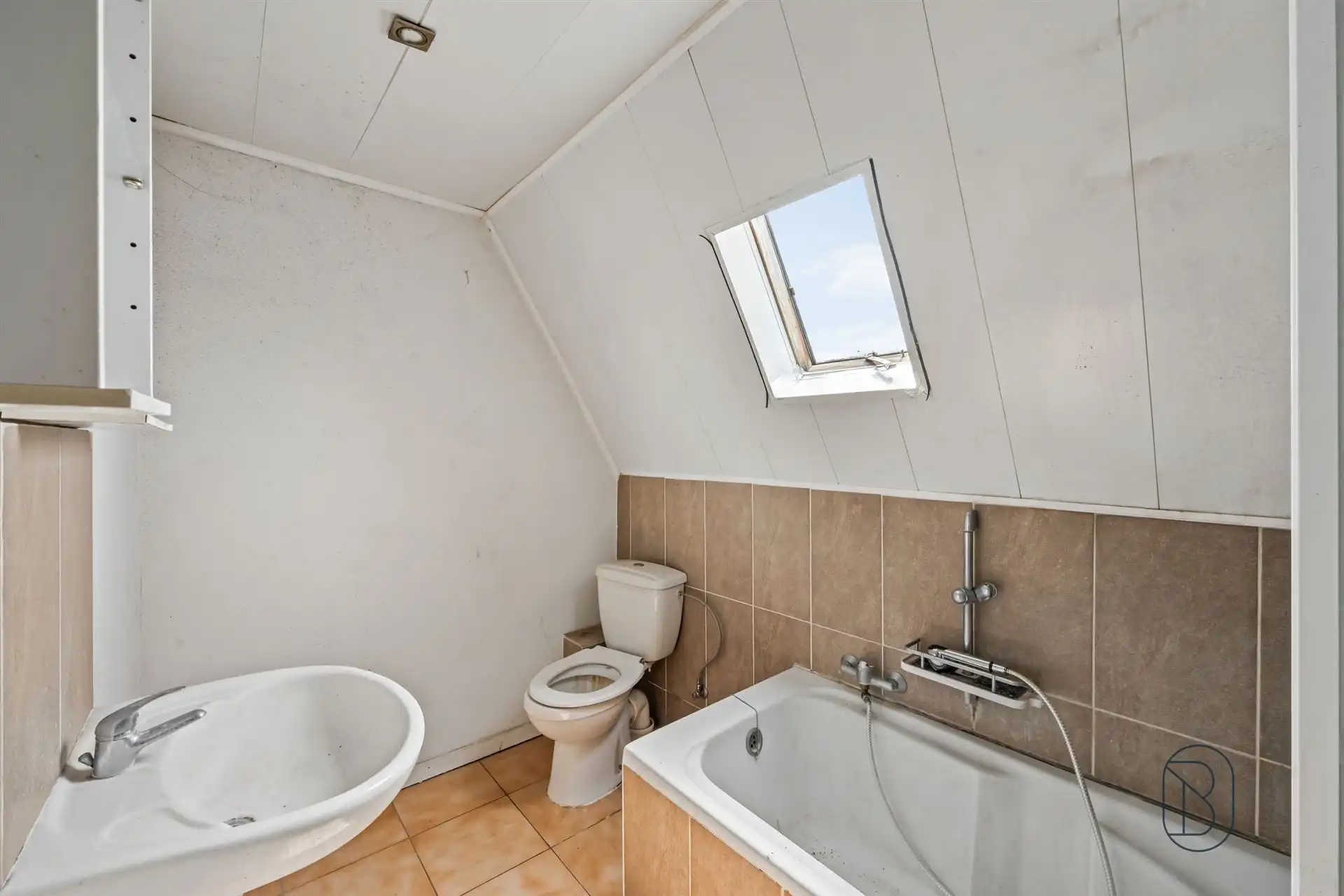 Te renoveren woning met 5 kamers, en parkeergelegenheid  foto 13
