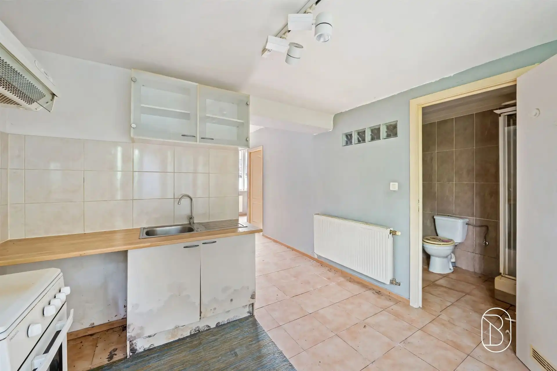 Te renoveren woning met 5 kamers, en parkeergelegenheid  foto 8
