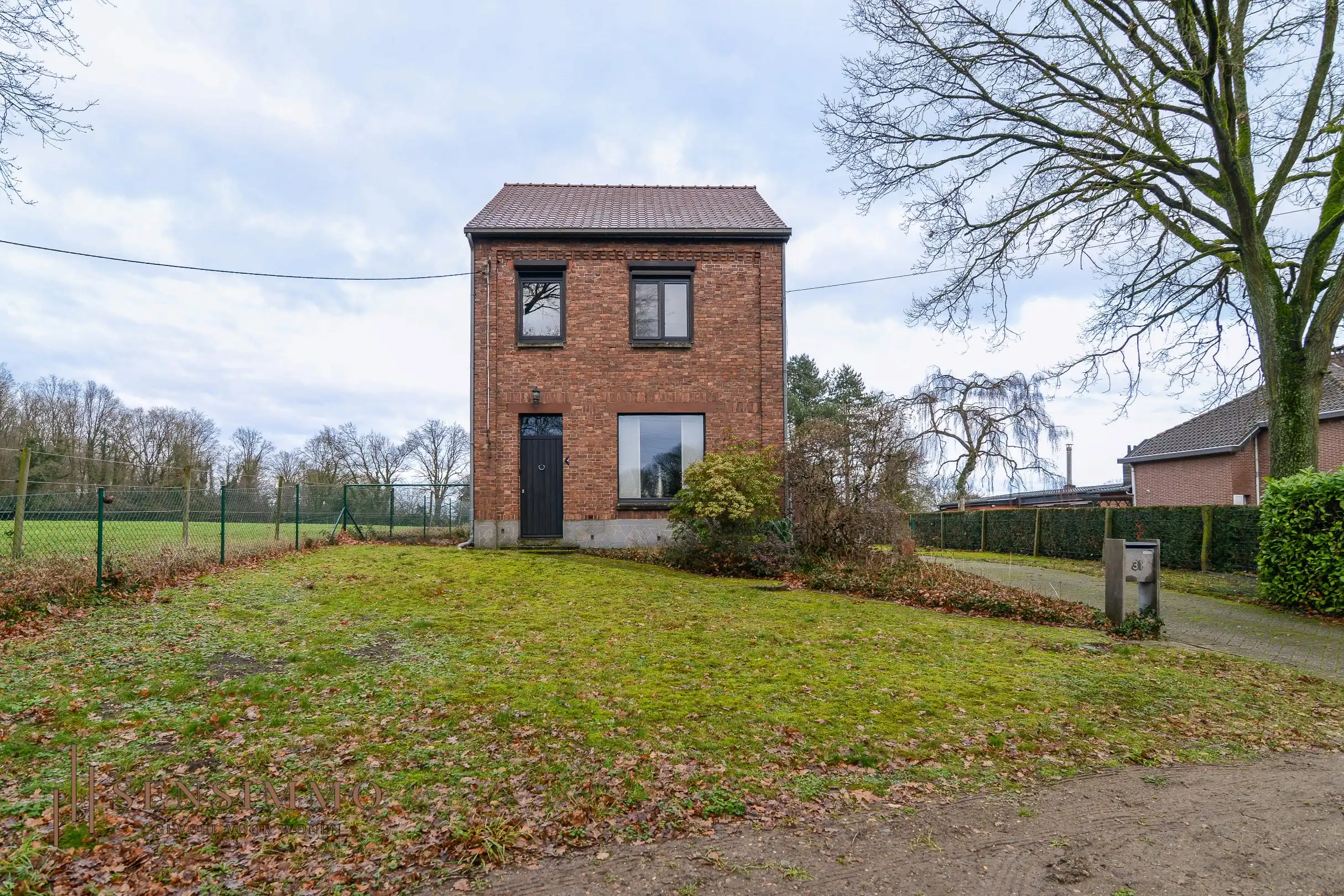 Open bebouwing met 3 slaapkamers op ruim perceel van 13a foto 3