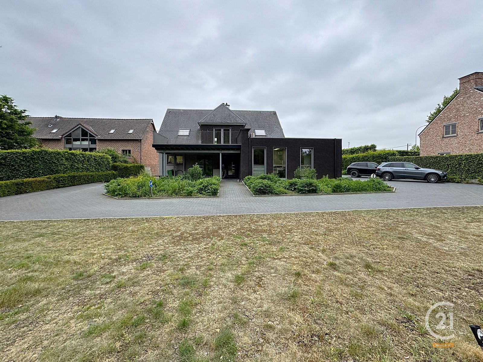 Volledig gerenoveerd handeshuis met woonst op toplocatie! foto 20
