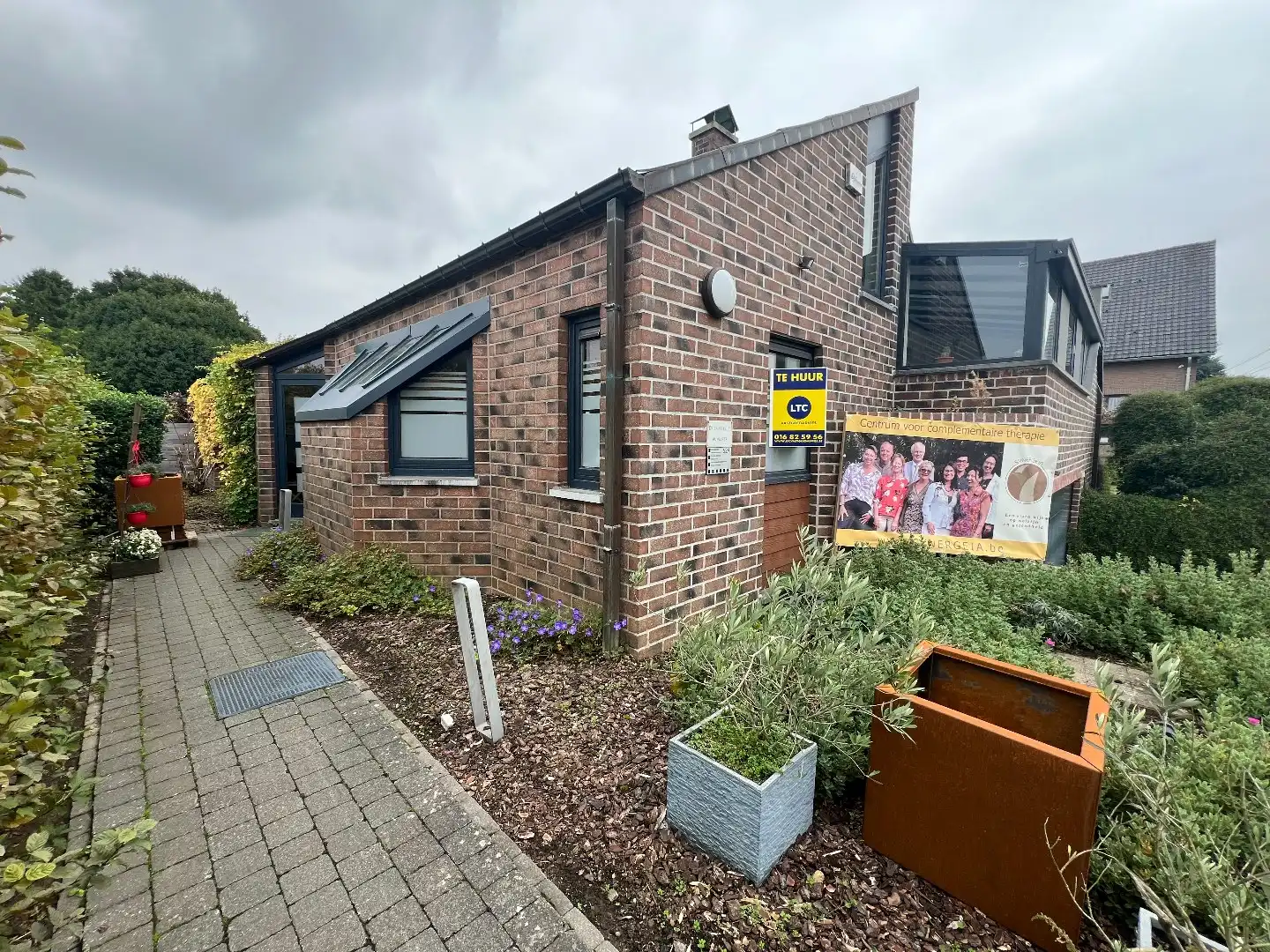 Goed gelegen dokterspraktijk met 3 kabinetten, onthaal, wachtzaal en parking foto {{pictureIndex}}