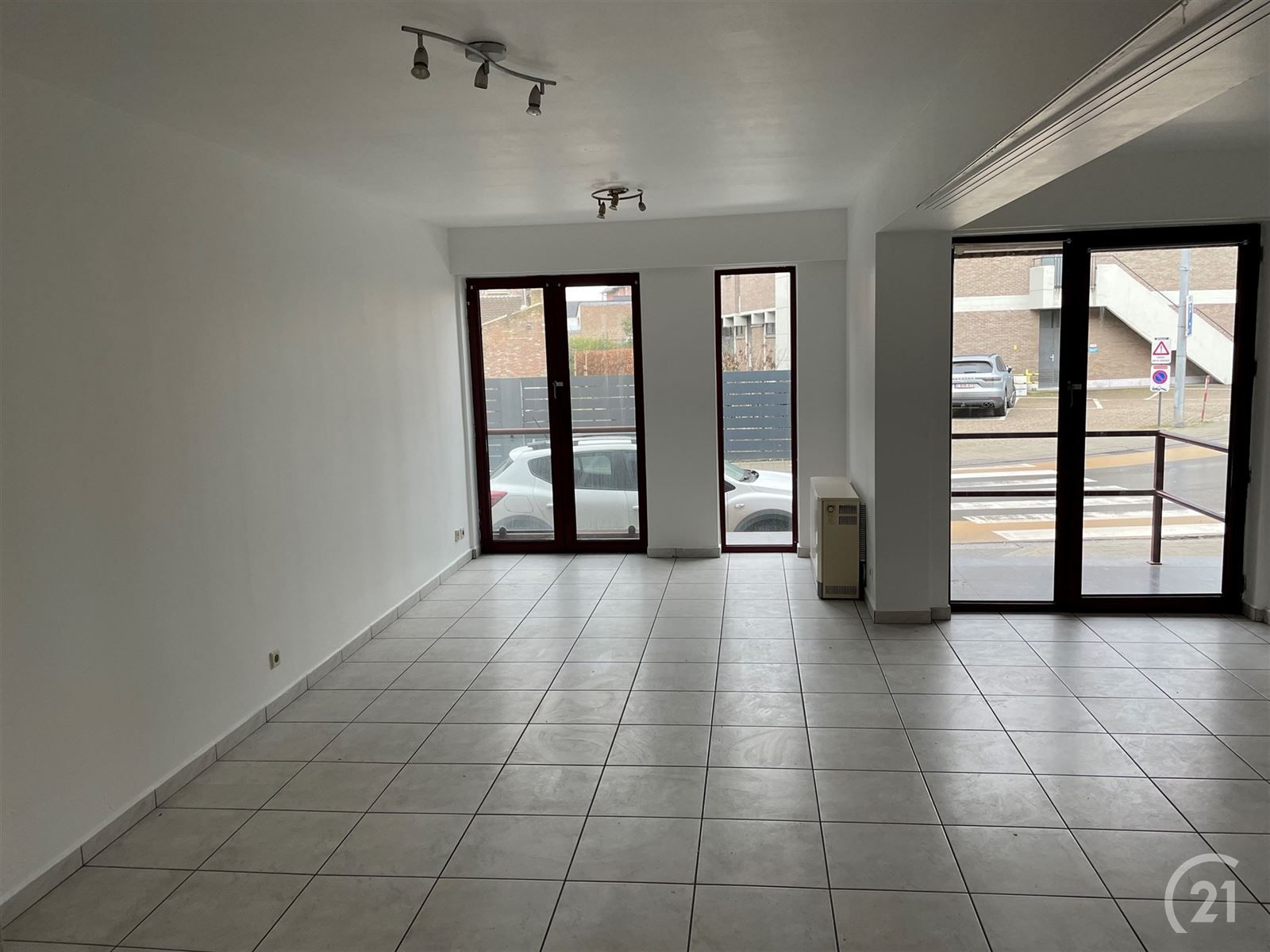 gelijkvloers flat met klein terras aan voorkant.  foto 3