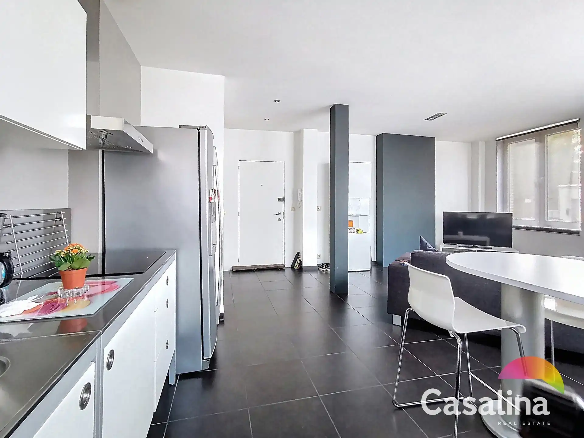 Modern gerenoveerd appartement op steenworp van Dumontplein. foto 3