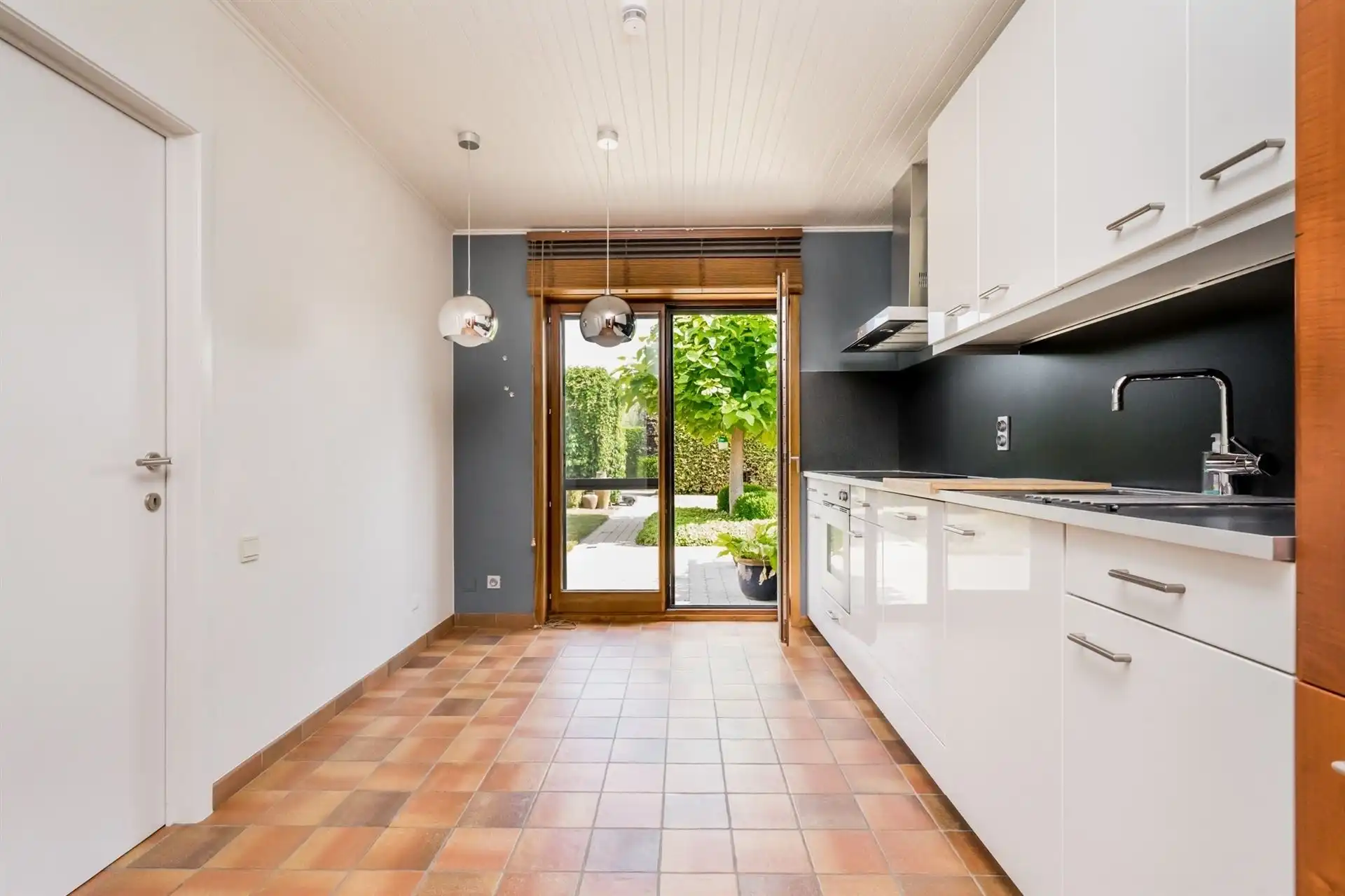 Ruime halfopen bebouwing  met 5 slaapkamers, tuin en garage. foto 7