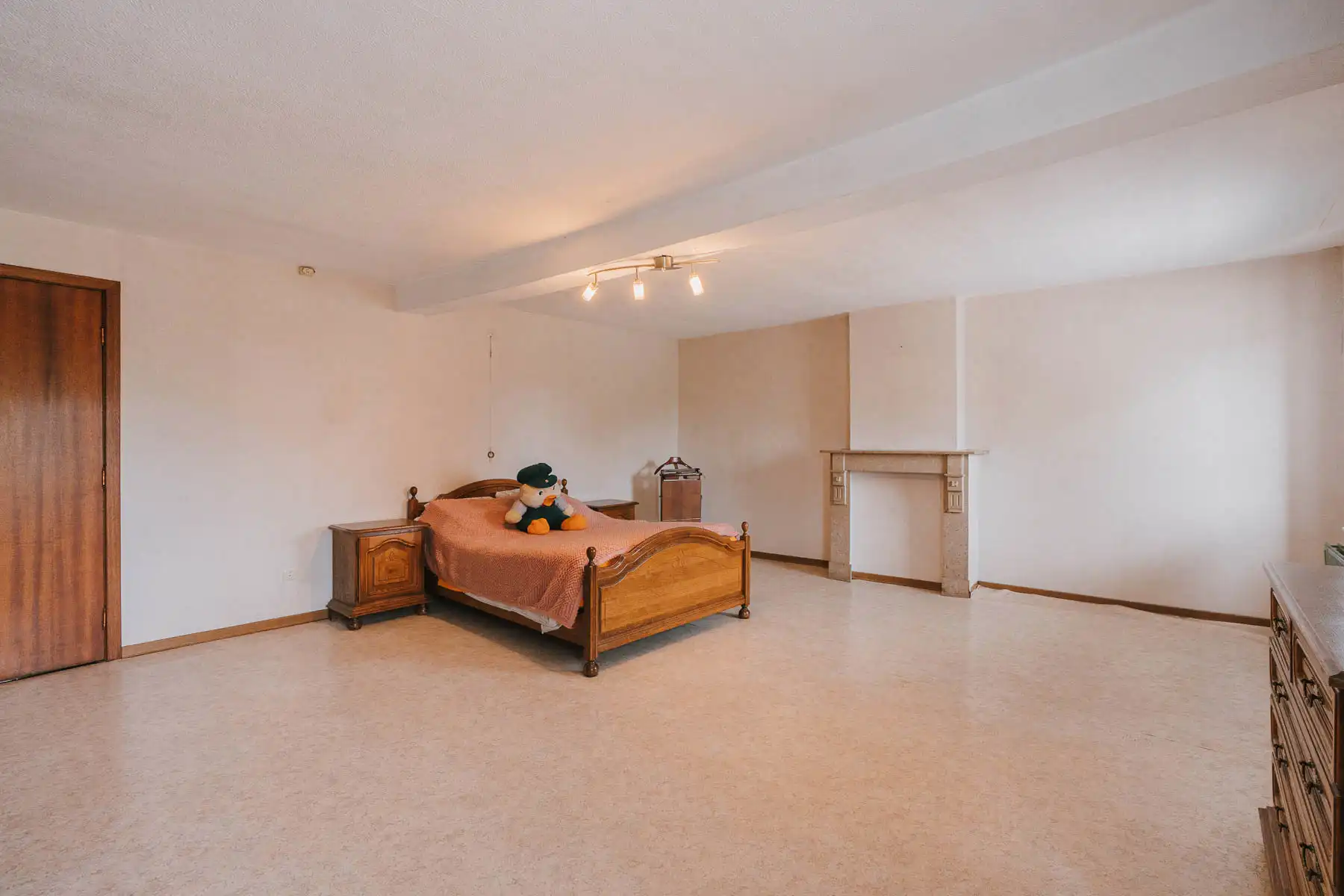 Karaktervolle woning met veel potentieel op toplocatie foto 11