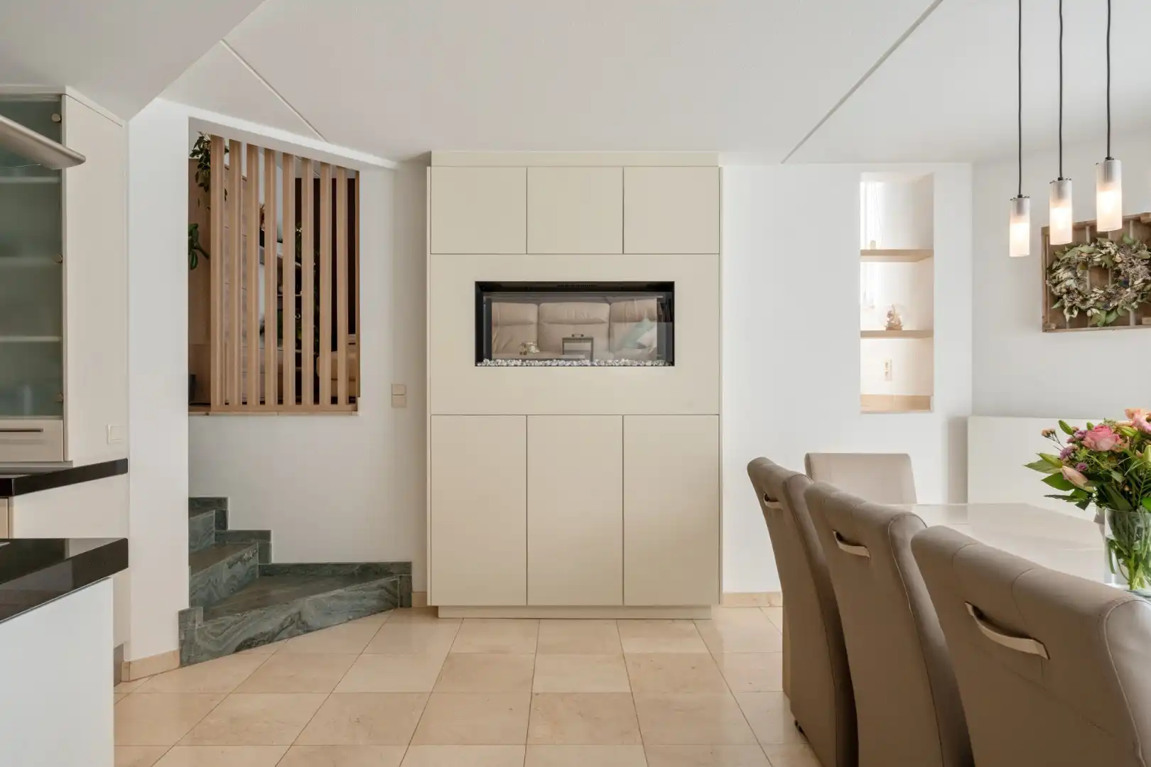 Zeer ruime, goed afgewerkte woning met diverse mogelijkheden nabij het centrum van Maaseik! foto 8