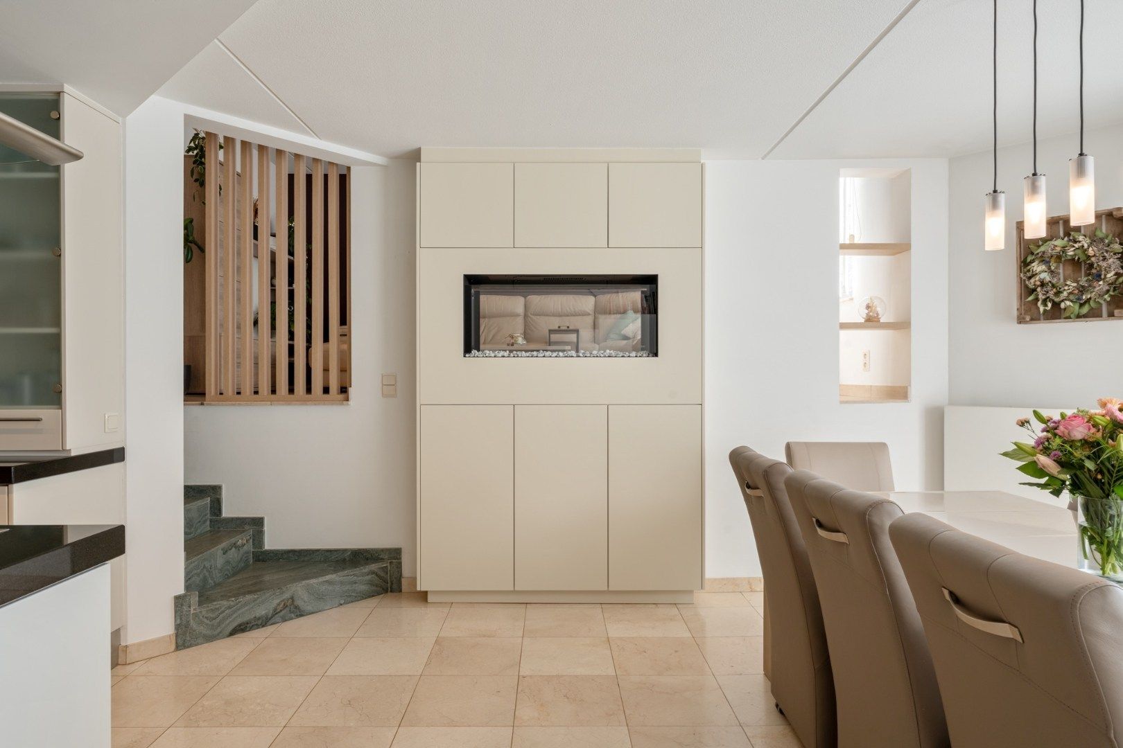 Zeer ruime, goed afgewerkte woning met diverse mogelijkheden nabij het centrum van Maaseik! foto 8