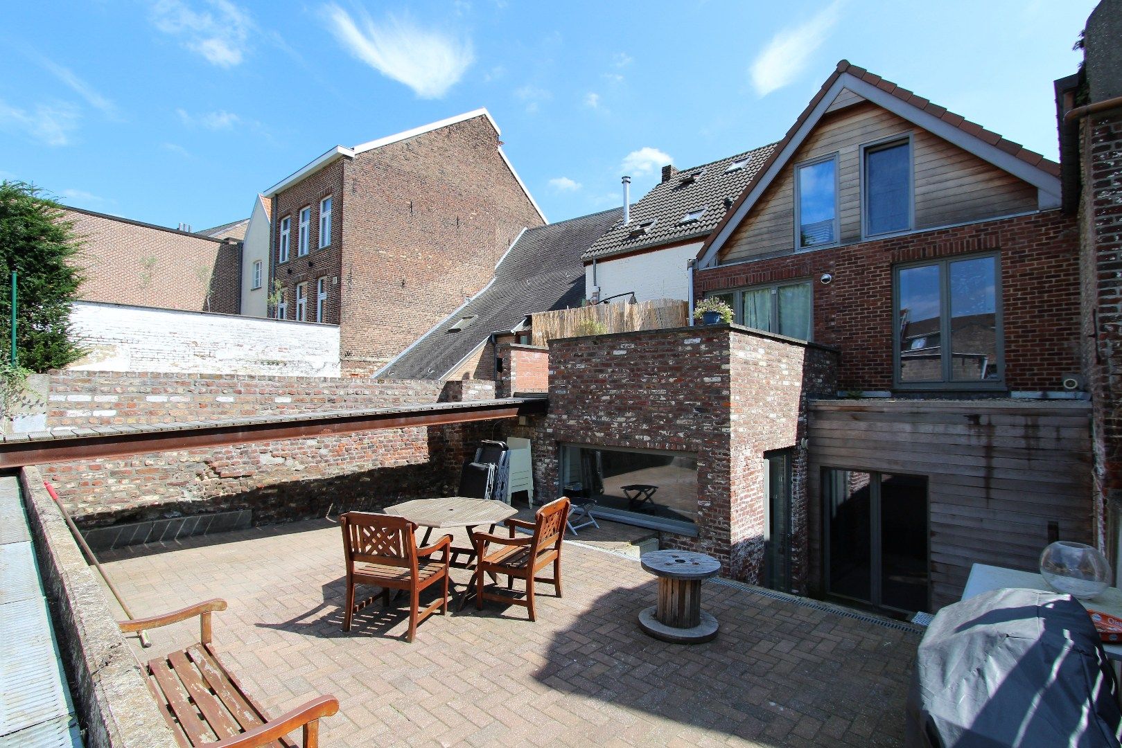 MODERN GELIJKVLOERS APPARTEMENT MET GROOT TERRAS EN PRIVATE PARKING foto 2