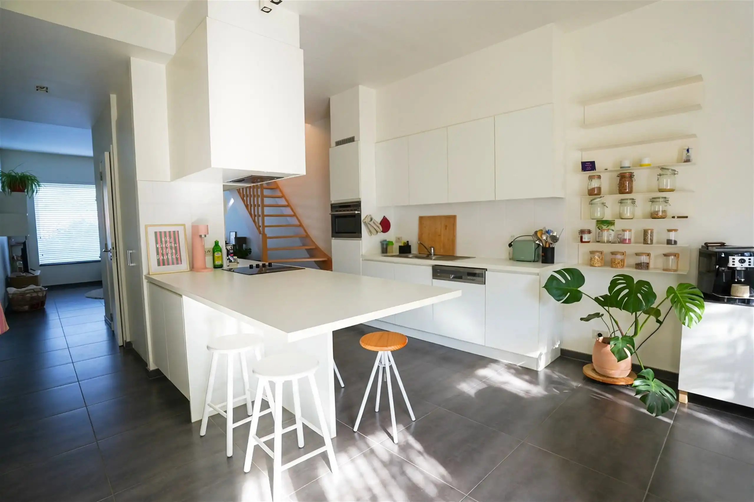 Jonge woning met 2 overrdekte staanplaatsen en kleine tuin foto 3