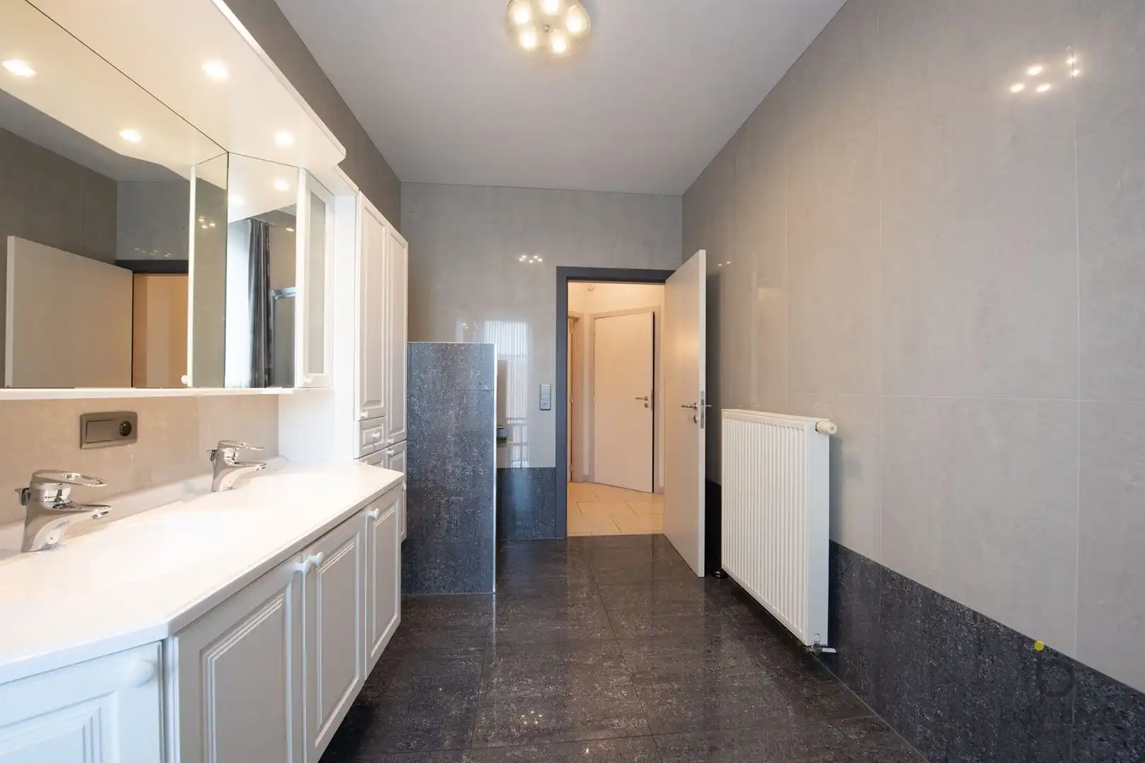 Ruim appartement met vooraan en achteraan terrassen en parking op een pleintje. foto 20