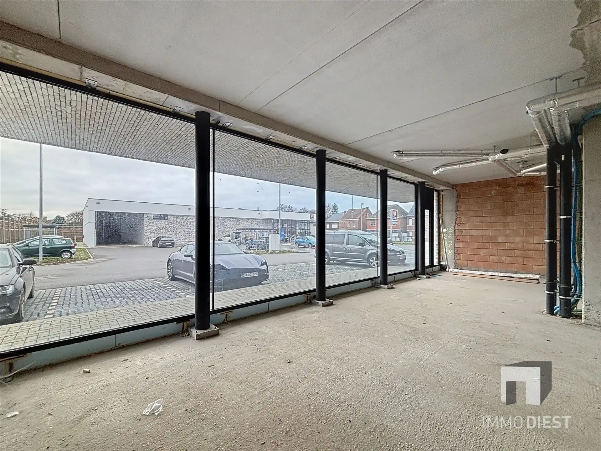 Commercieel Gebouw van 374m2 op toplocatie met parking! foto 11