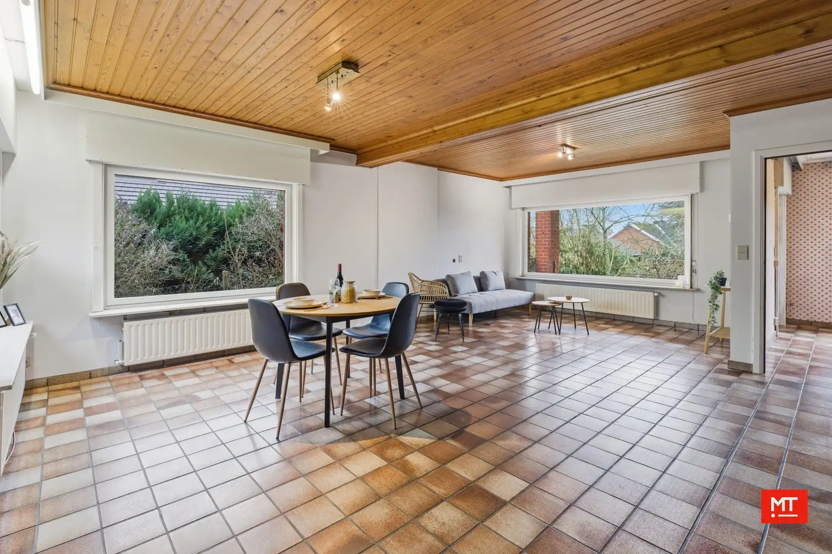 Ruime alleenstaande woning te koop op een rustige locatie te Beselare foto 2