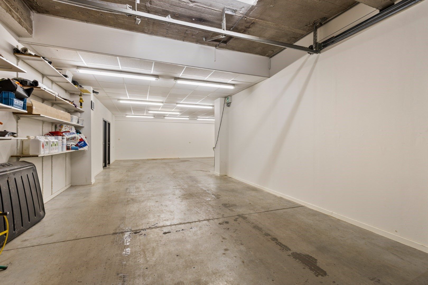 Handelsgelijkvloers/atelier/praktijkruimte van 357 m2 en 6 parkings! foto 19
