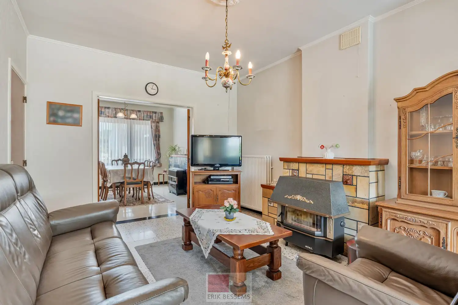 Leuke te renoveren woning met een bewoonbare oppervlakte van ca. 172 m², gelegen op een perceel van 485 m². foto 7