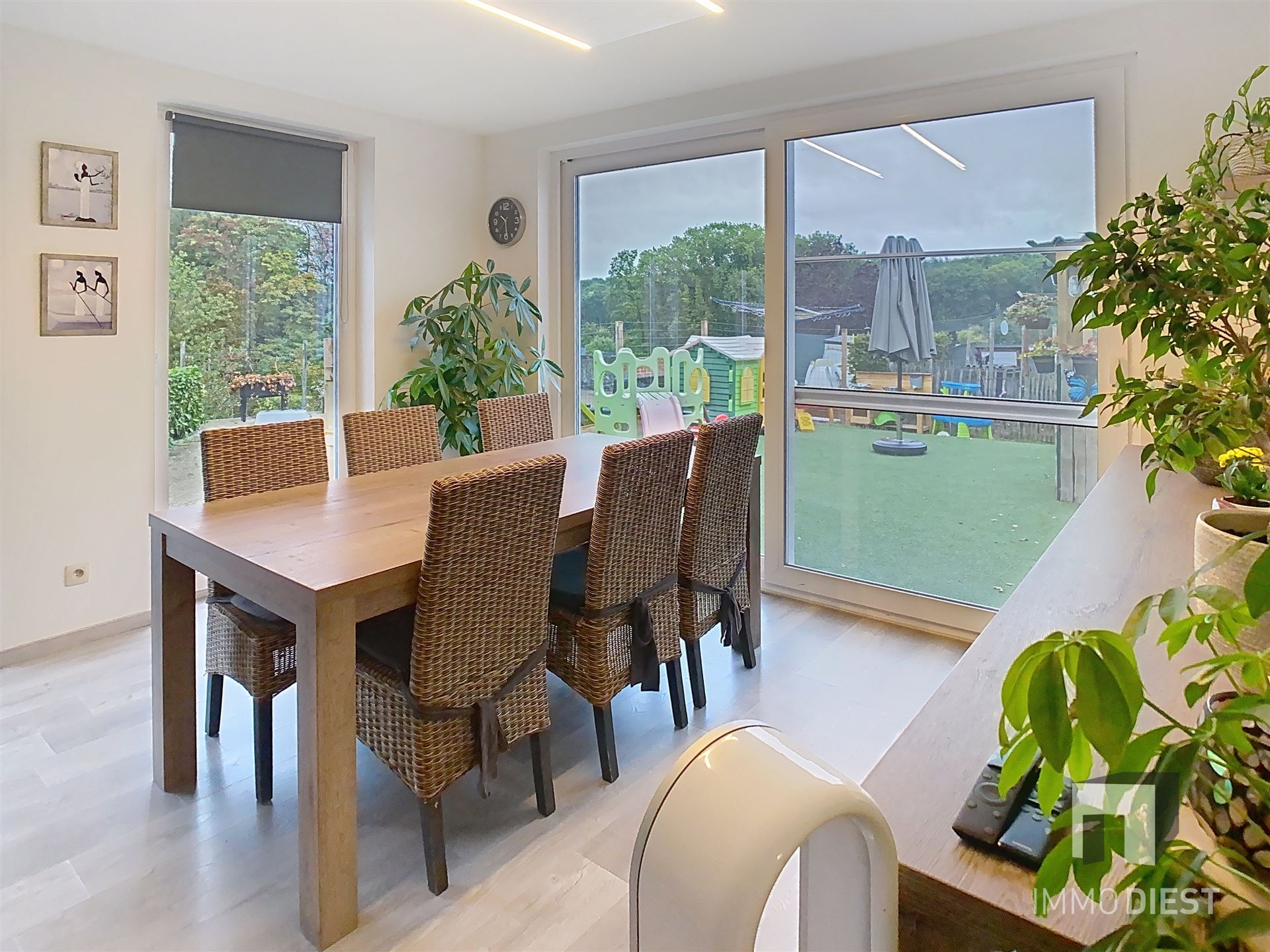 Charmante gerenoveerde woning met 4 slpkmrs foto 8