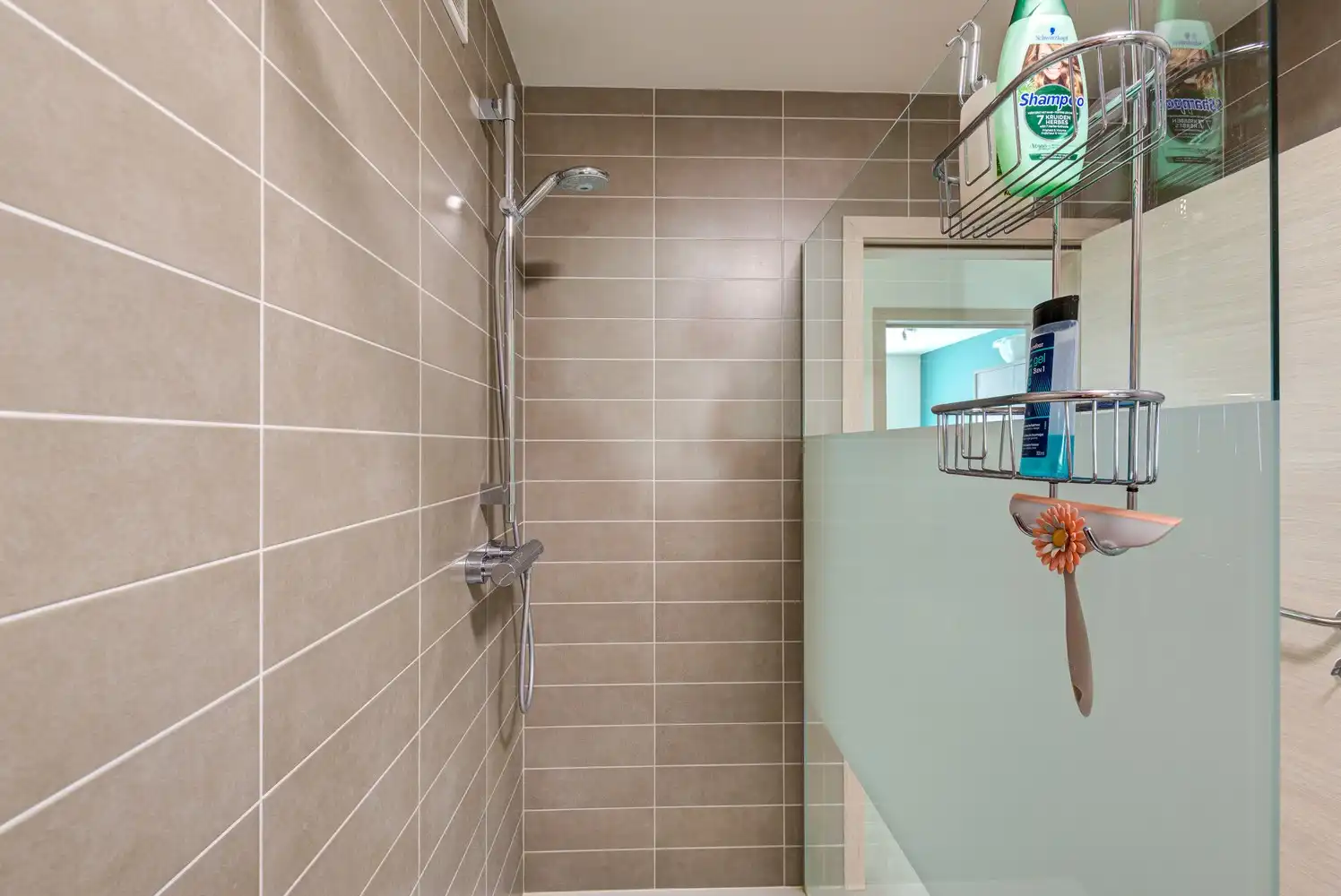 GELIJKVLOERS APPARTEMENT MET 2 SLAAPKAMERS, 2 AUTOSTAANPLAATSEN EN RUIM TERRAS TE BEVERST foto 13
