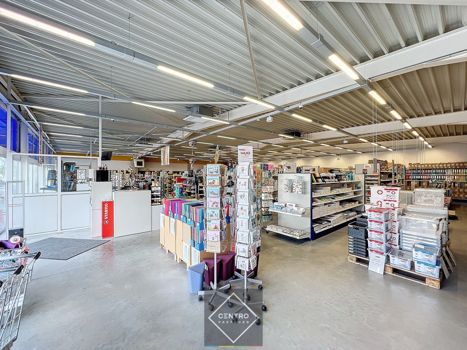 TOP-locatie: WINKEL, OPSLAGRUIMTE én KANTOOR (± 672 m²), met etalage van 24m breedte langs de WESTLAAN! foto 12