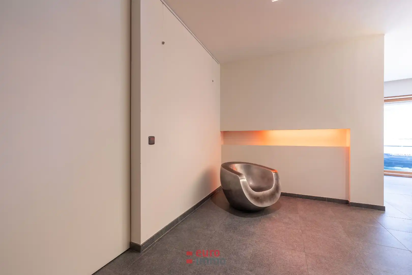 Hoogwaardig afgewerkt handelspand met studio en privéparkings foto 2