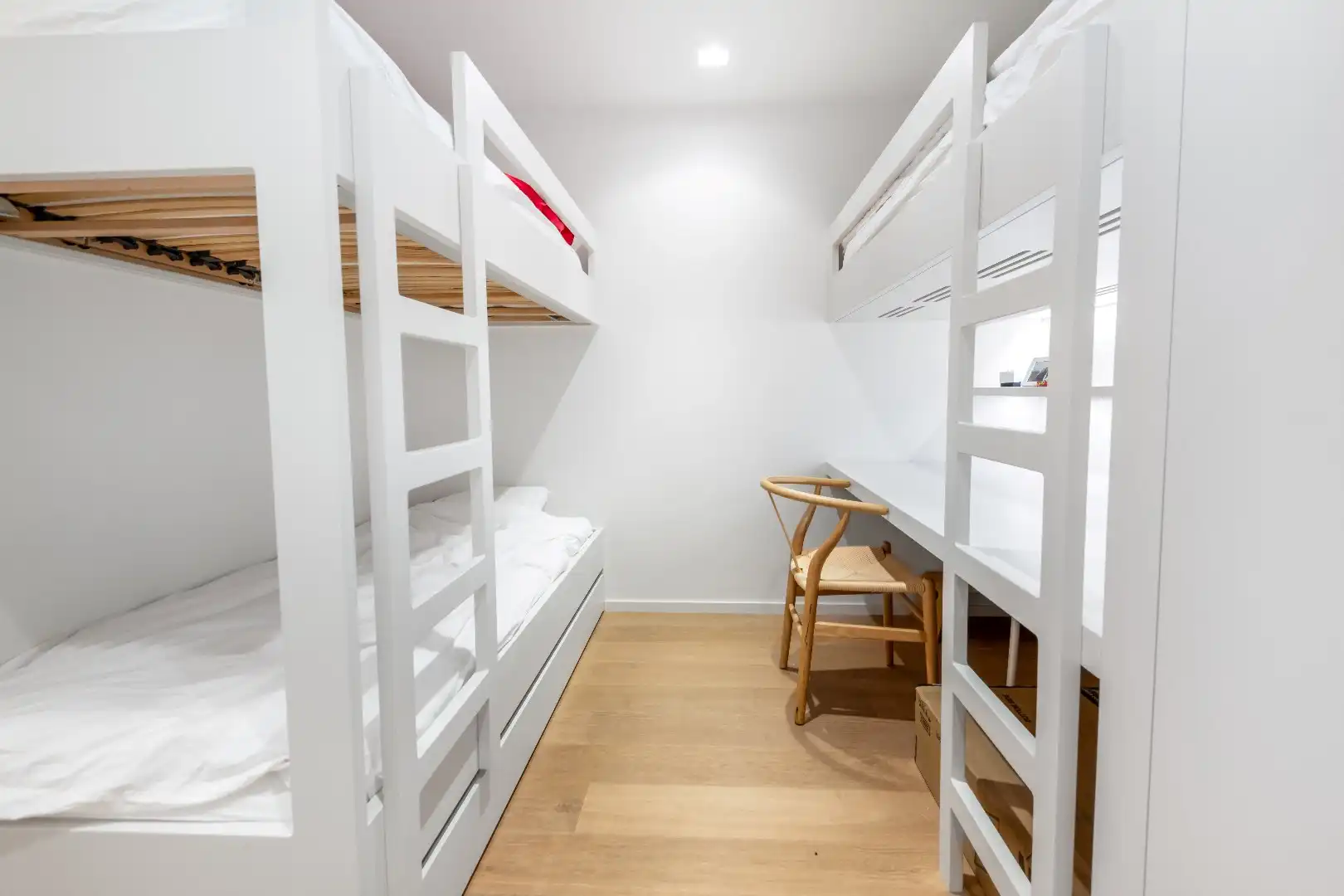 Smaakvol gerenoveerd appartement met mooie gevelbreedte centraal gelegen op de Lippenslaan. foto 11