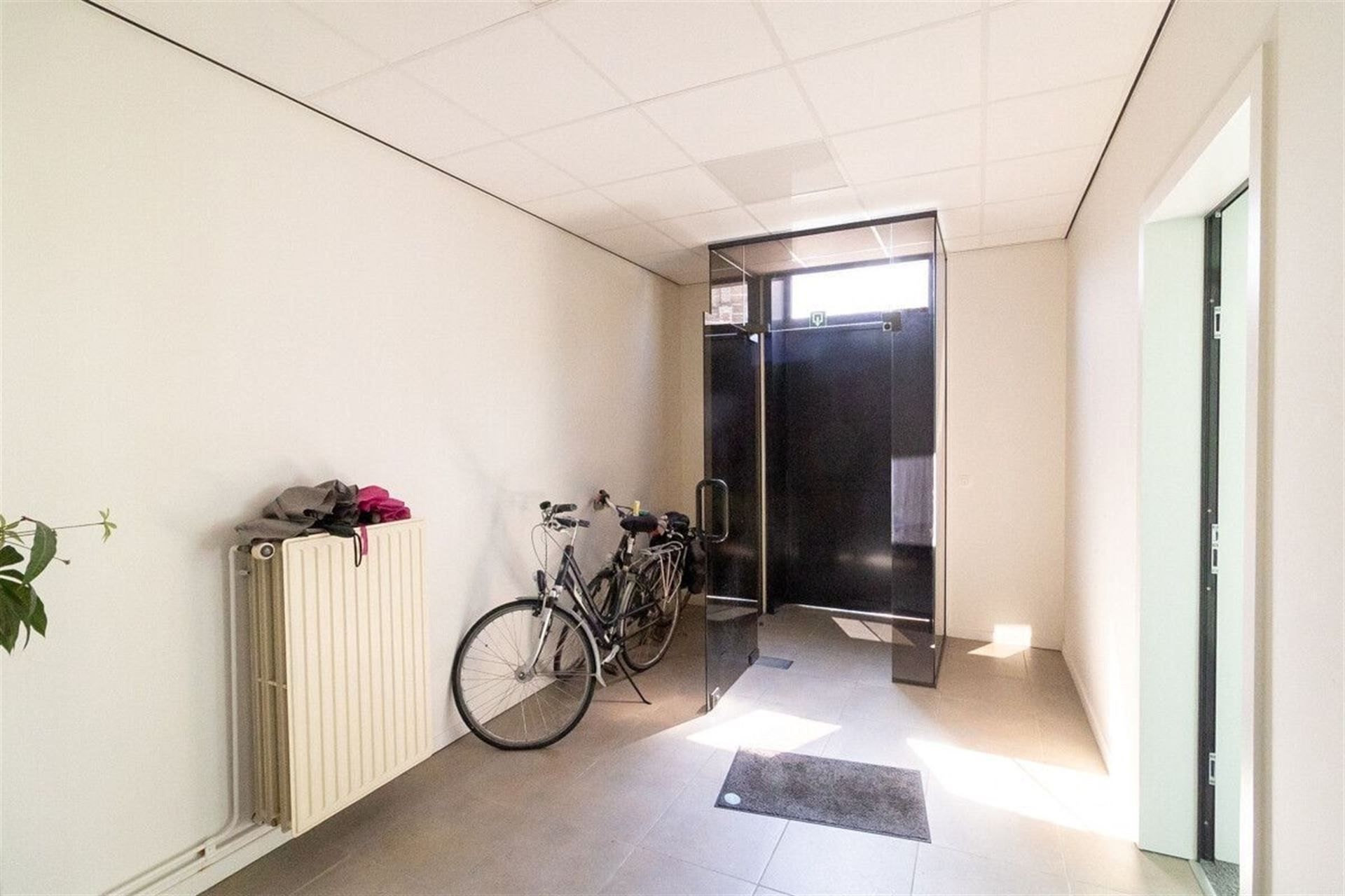 Gelijkvloers handelspand met bovenliggend appartement foto 6