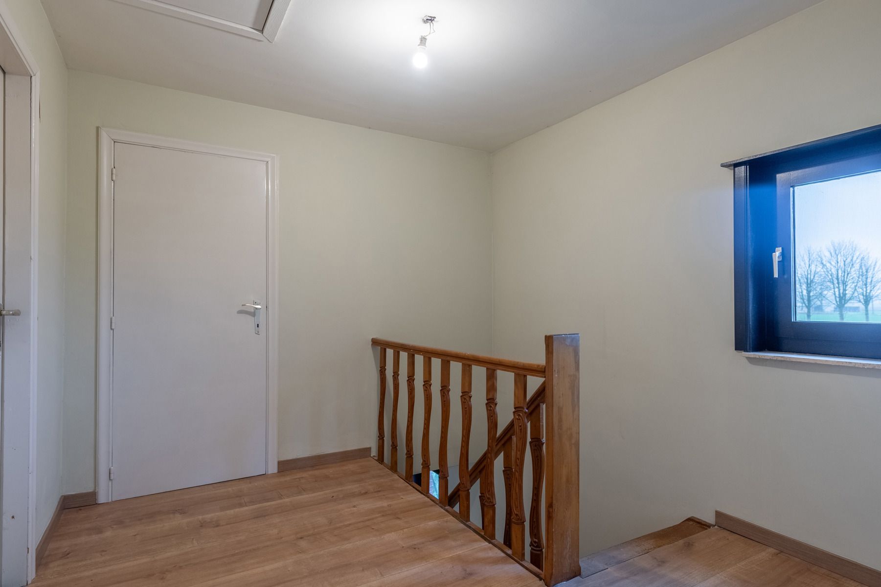 Gedeeltelijk gerenoveerd huis met bijgebouw, groen uitzicht foto 15