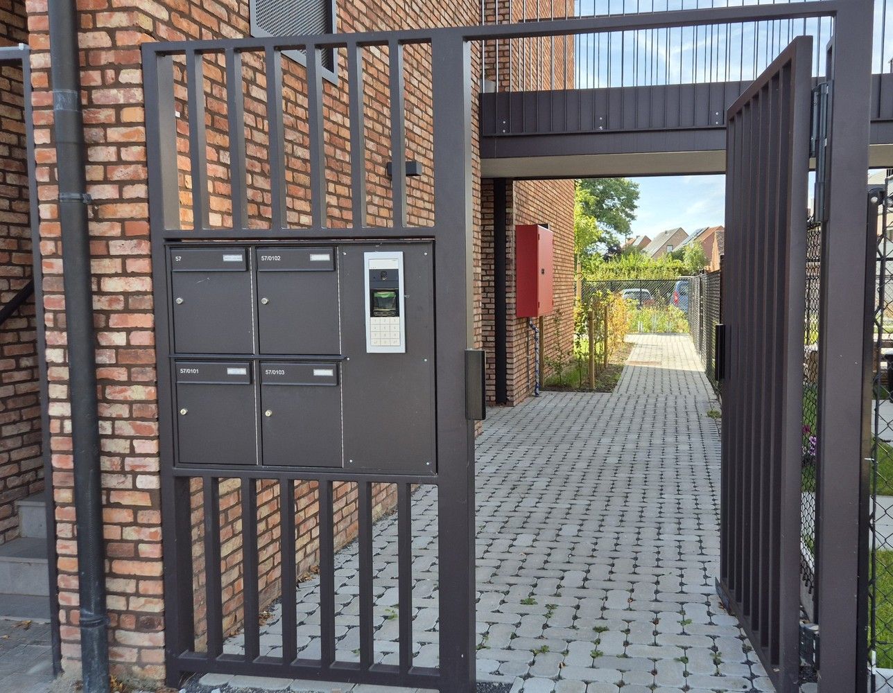 Stijlvol gelijkvloers nieuwbouwappartement met 2 autostaanplaatsen en kelder foto 2
