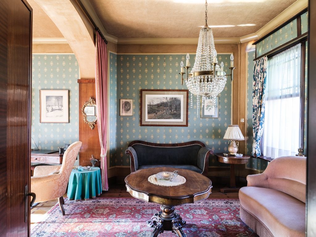 Op te frissen, karaktervolle art déco herenwoning naar de hand van architect J. Hebbelynck met aangename stadstuin met bijzonder veel potentieel. foto 2