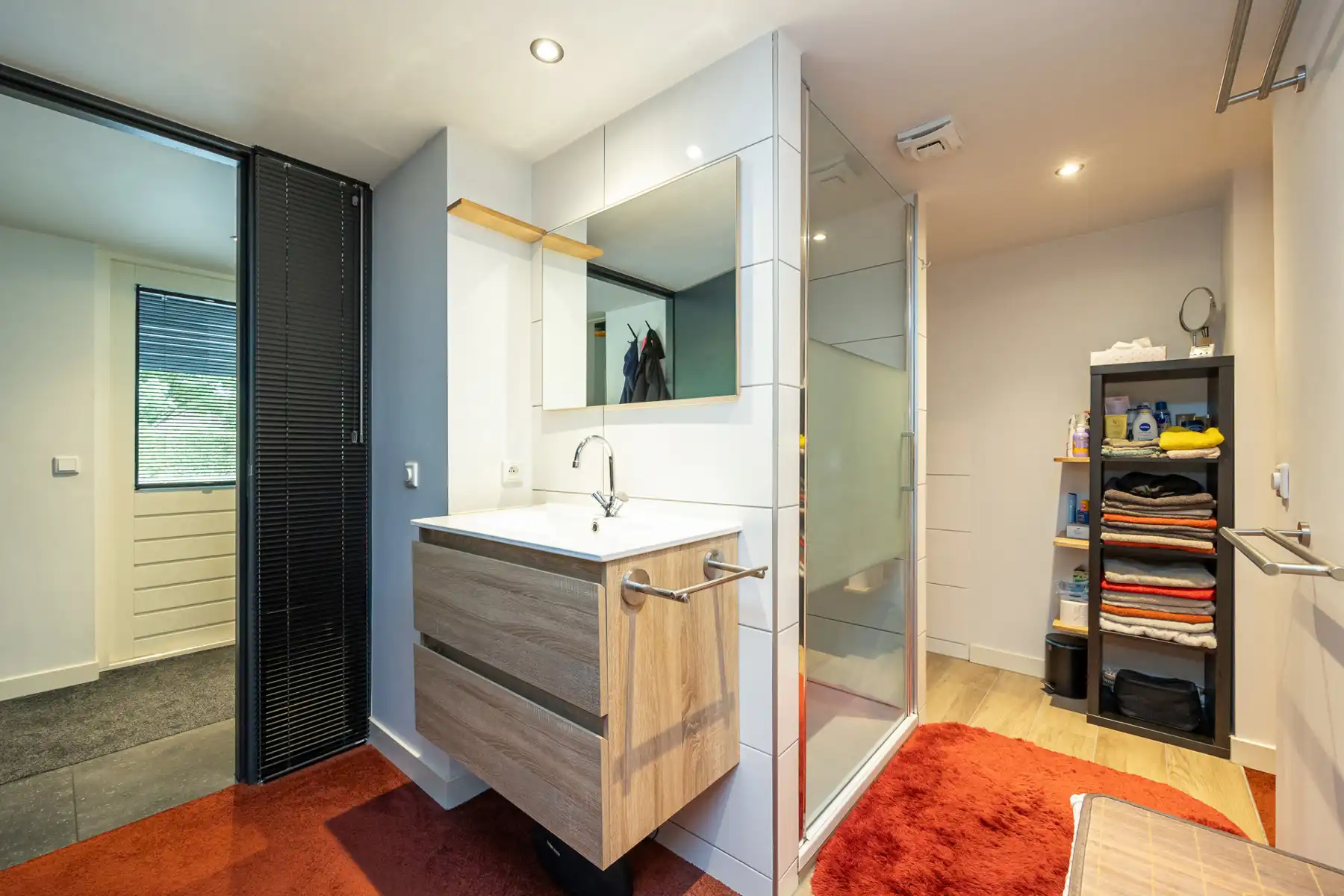 Gerenoveerde gezinswoning met zonrijke tuin op ca 1.081 m². foto 6