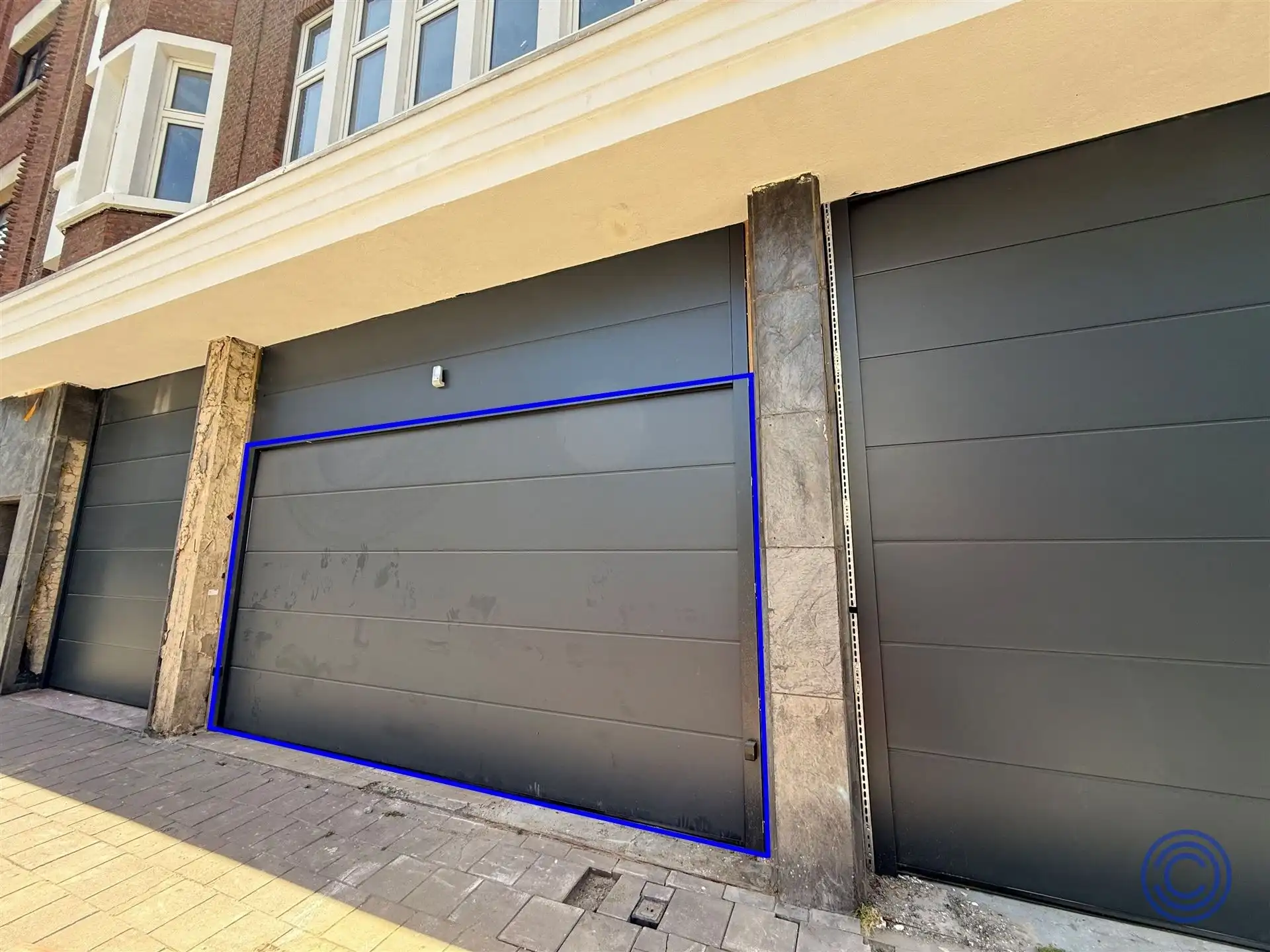 Ruime en afgesloten binnen staanplaats! foto 2