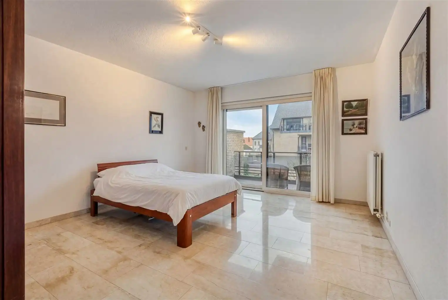 Prachtig, uitzonderlijk ruim appartement met 2 slaapkamers, 2 terrassen en inpandige garagebox, gelegen nabij het centrum van Maaseik. foto 13