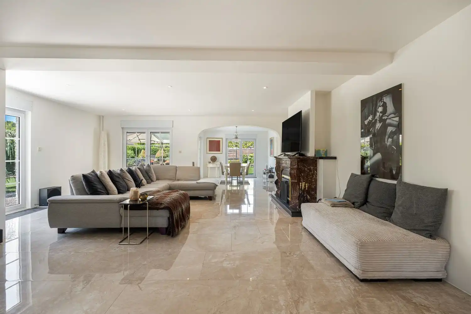 Exclusieve villa met royale leefruimtes op een unieke locatie foto 6